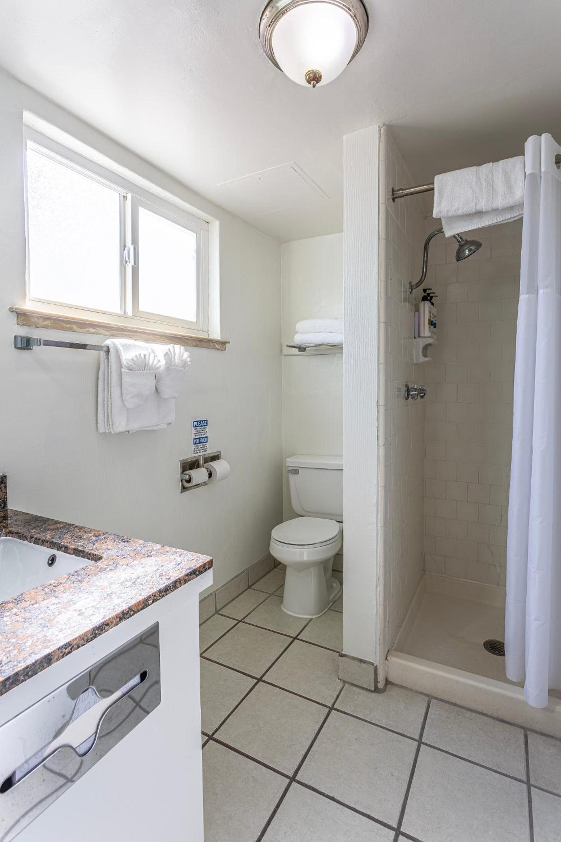 Coastal Breeze Inn photo 23