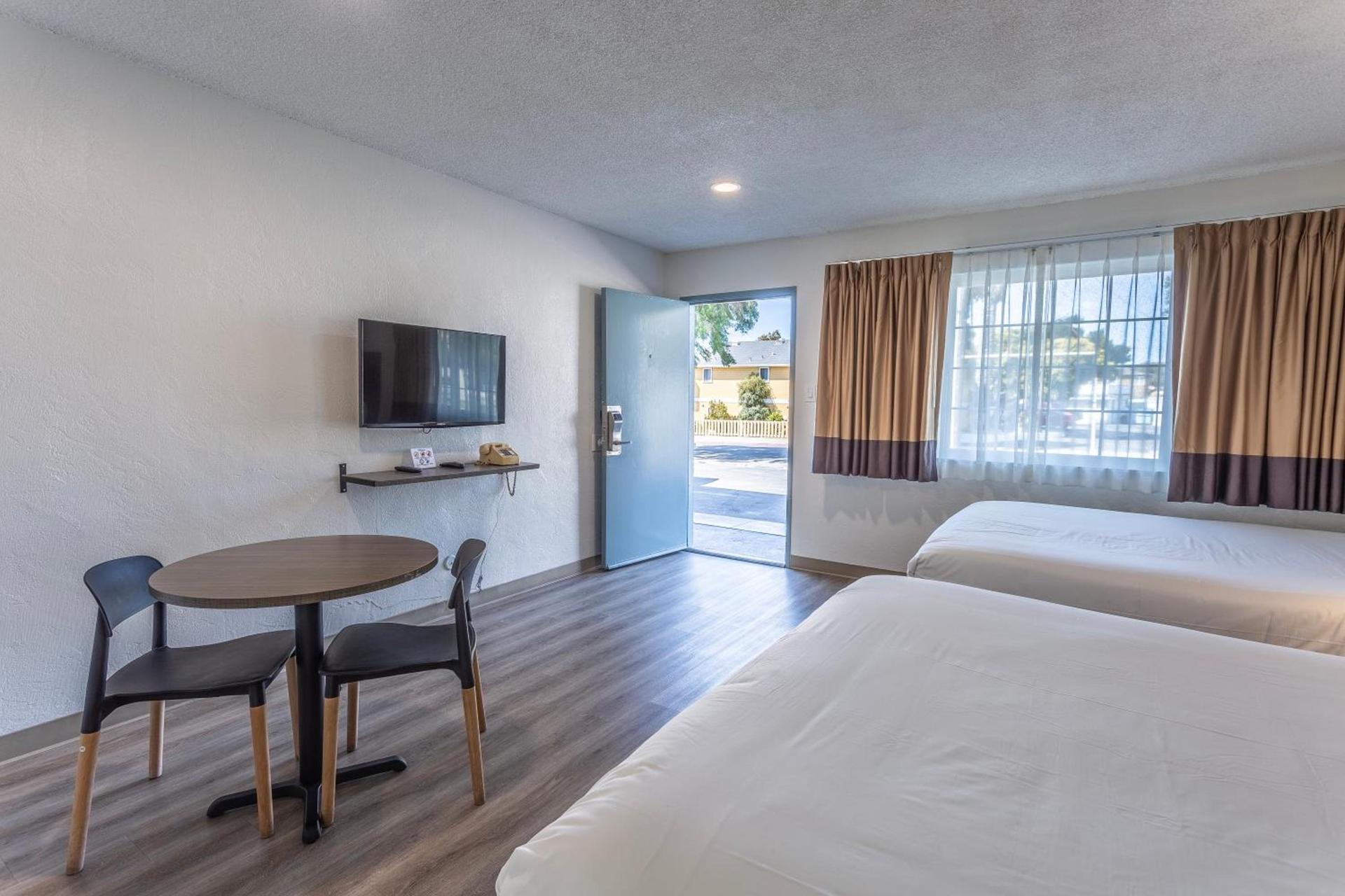 Coastal Breeze Inn photo 25