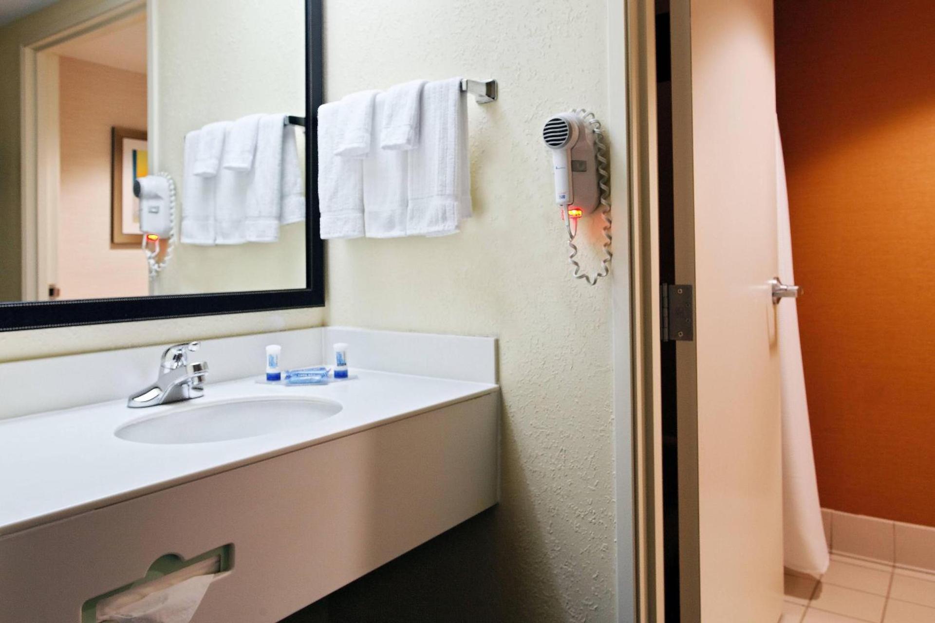 Fairfield Inn & Suites Charlotte Arrowood photo 16