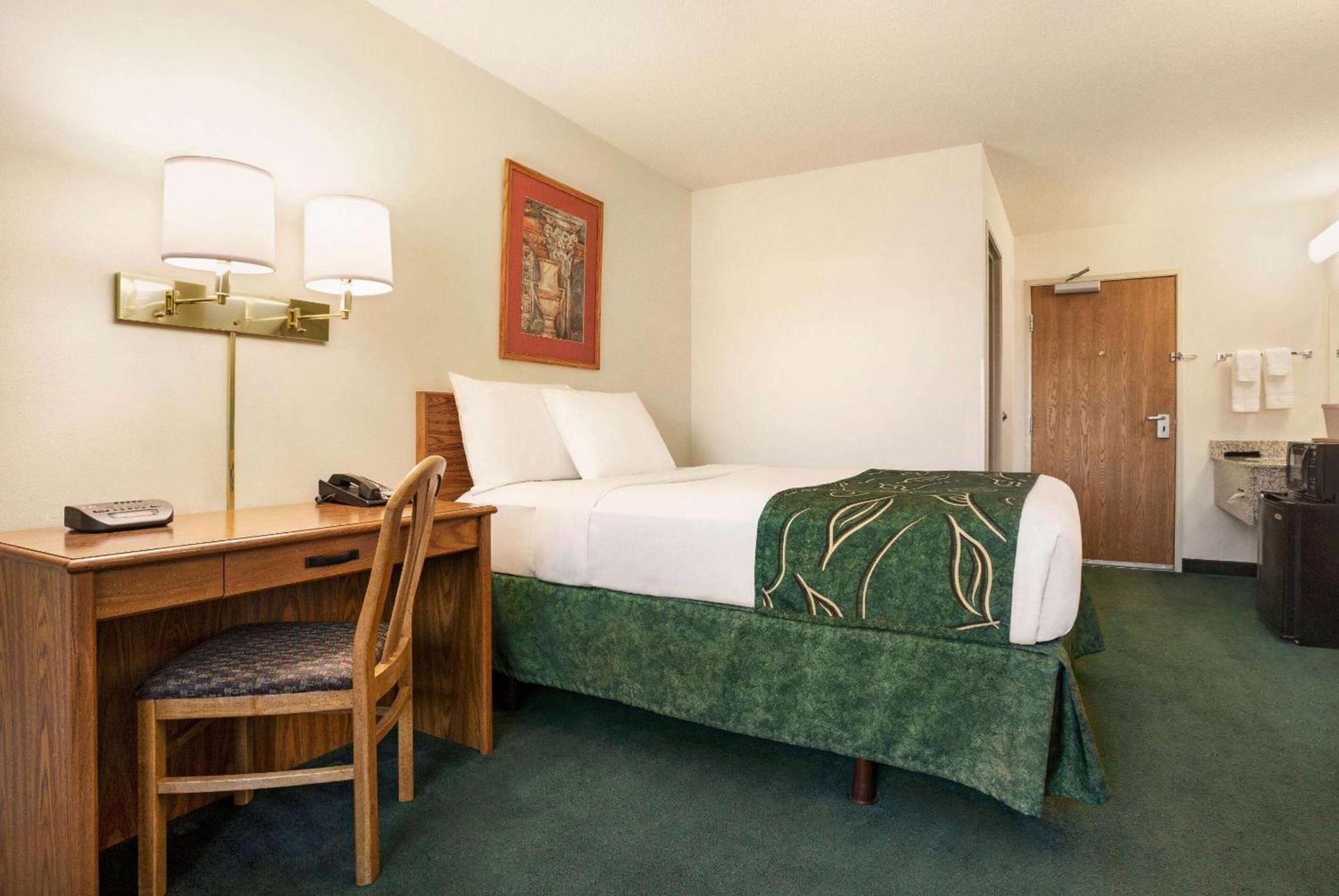 Travelodge by Wyndham Morrill photo 8