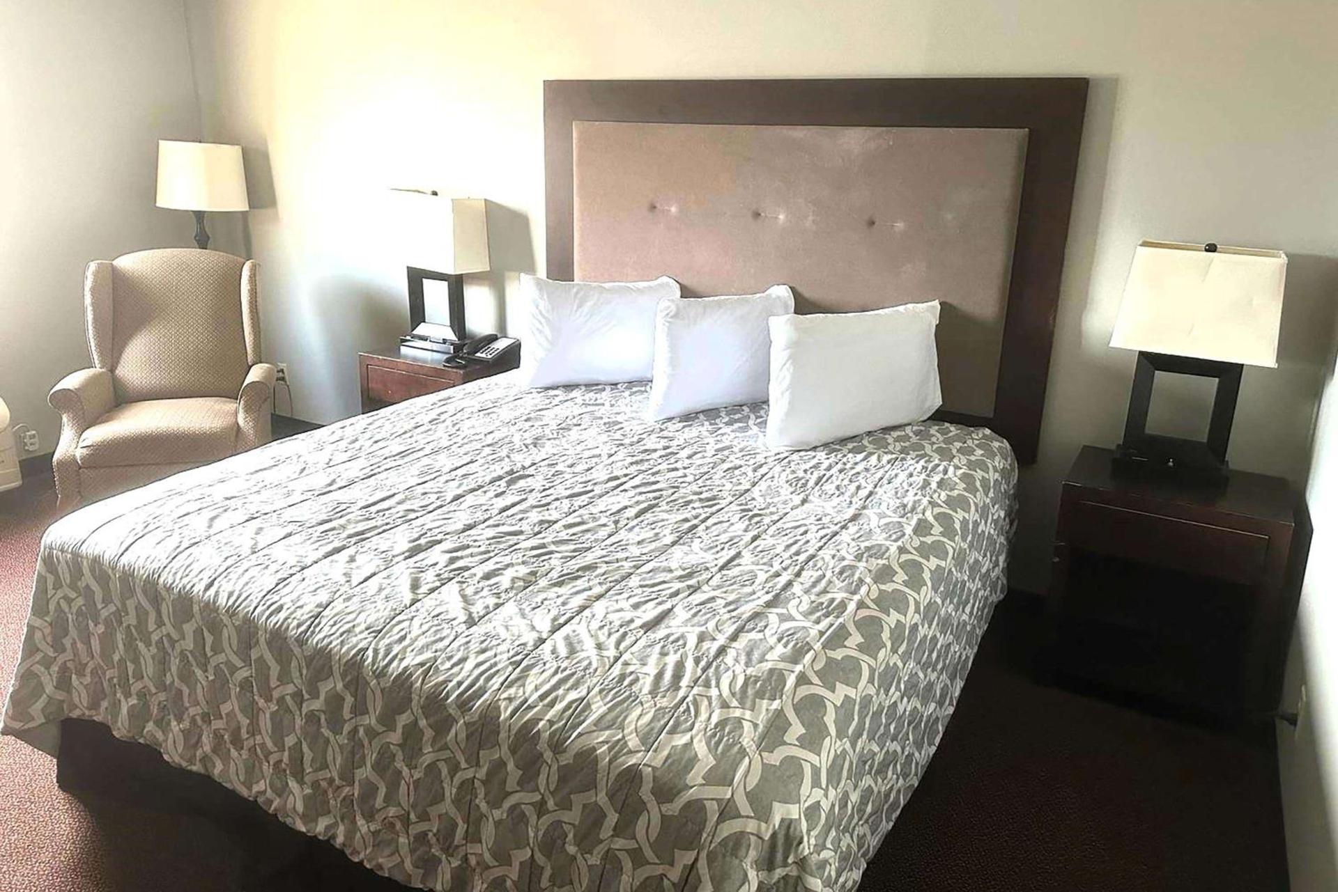 Super 8 by Wyndham Fort Scott photo 10
