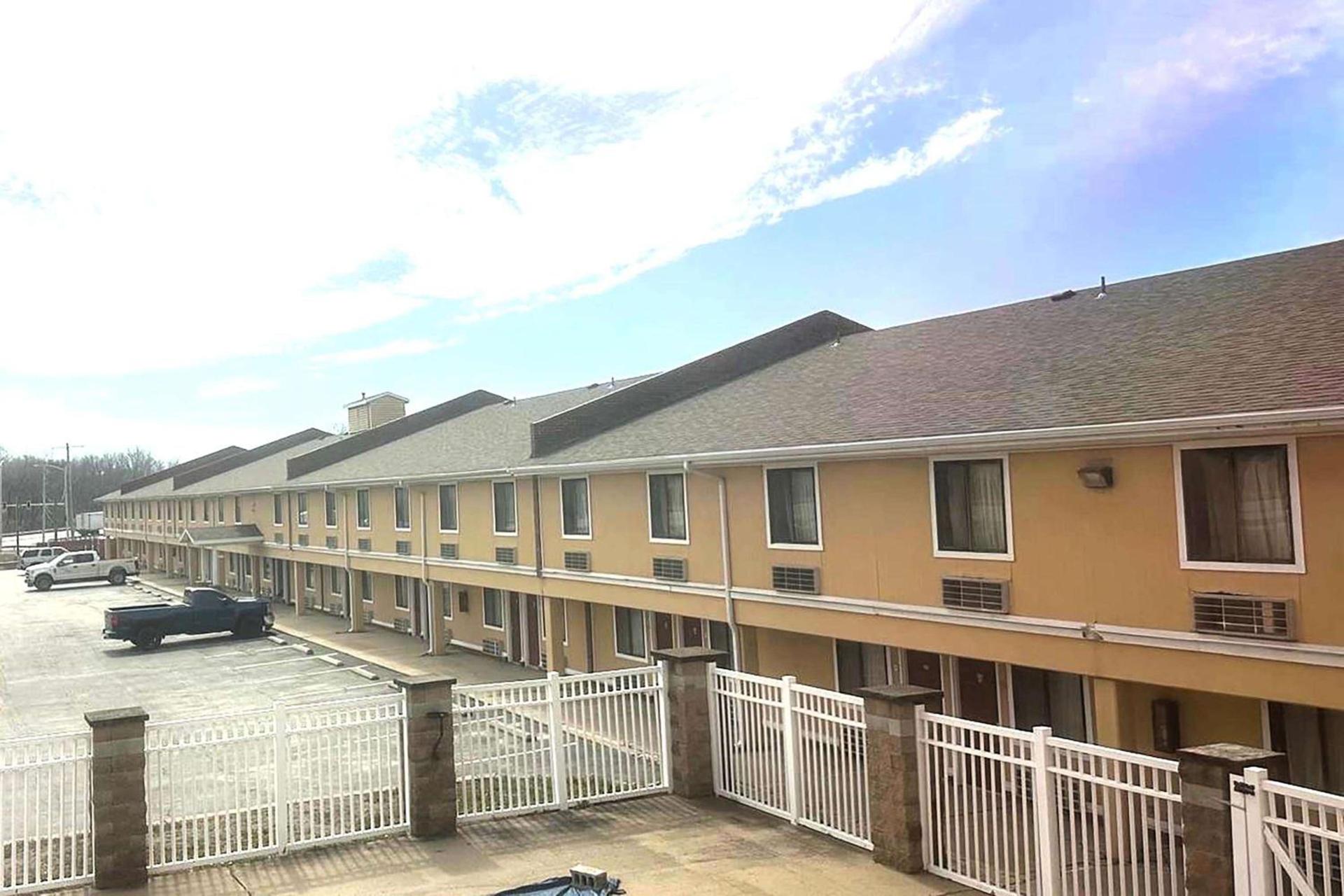 Super 8 by Wyndham Fort Scott — hotel in Fort Scott