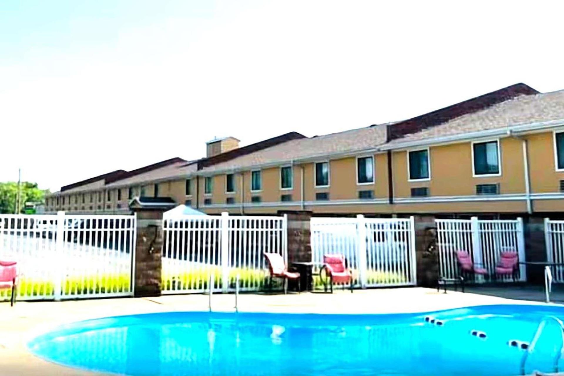 Super 8 by Wyndham Fort Scott photo 2