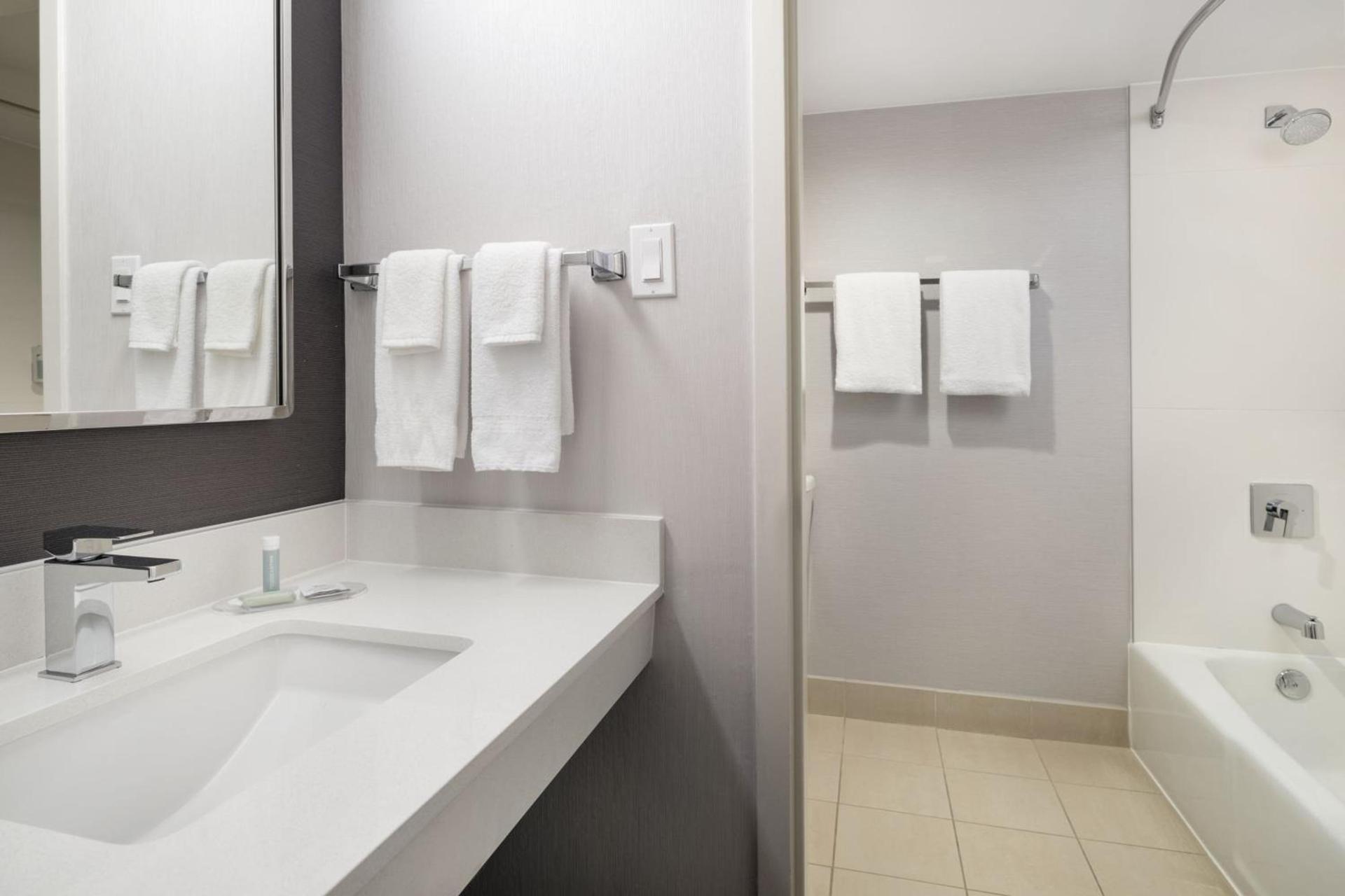 Courtyard by Marriott San Mateo Foster City photo 11