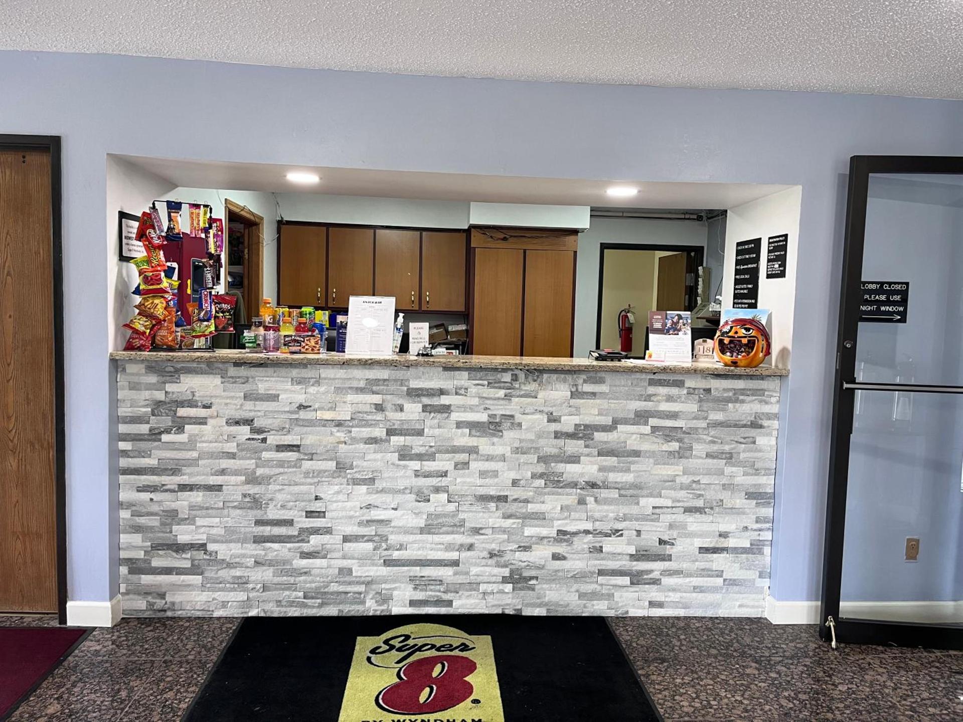Super 8 by Wyndham Imlay City photo 26