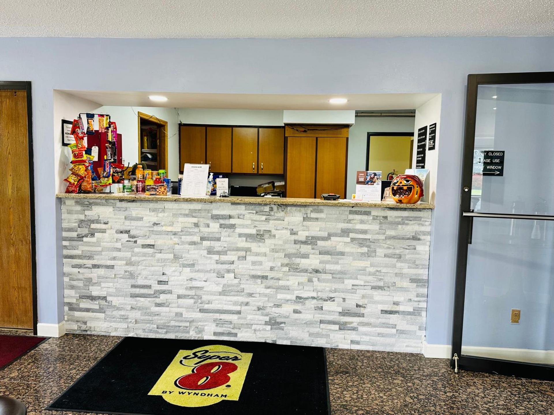 Super 8 by Wyndham Imlay City photo 27