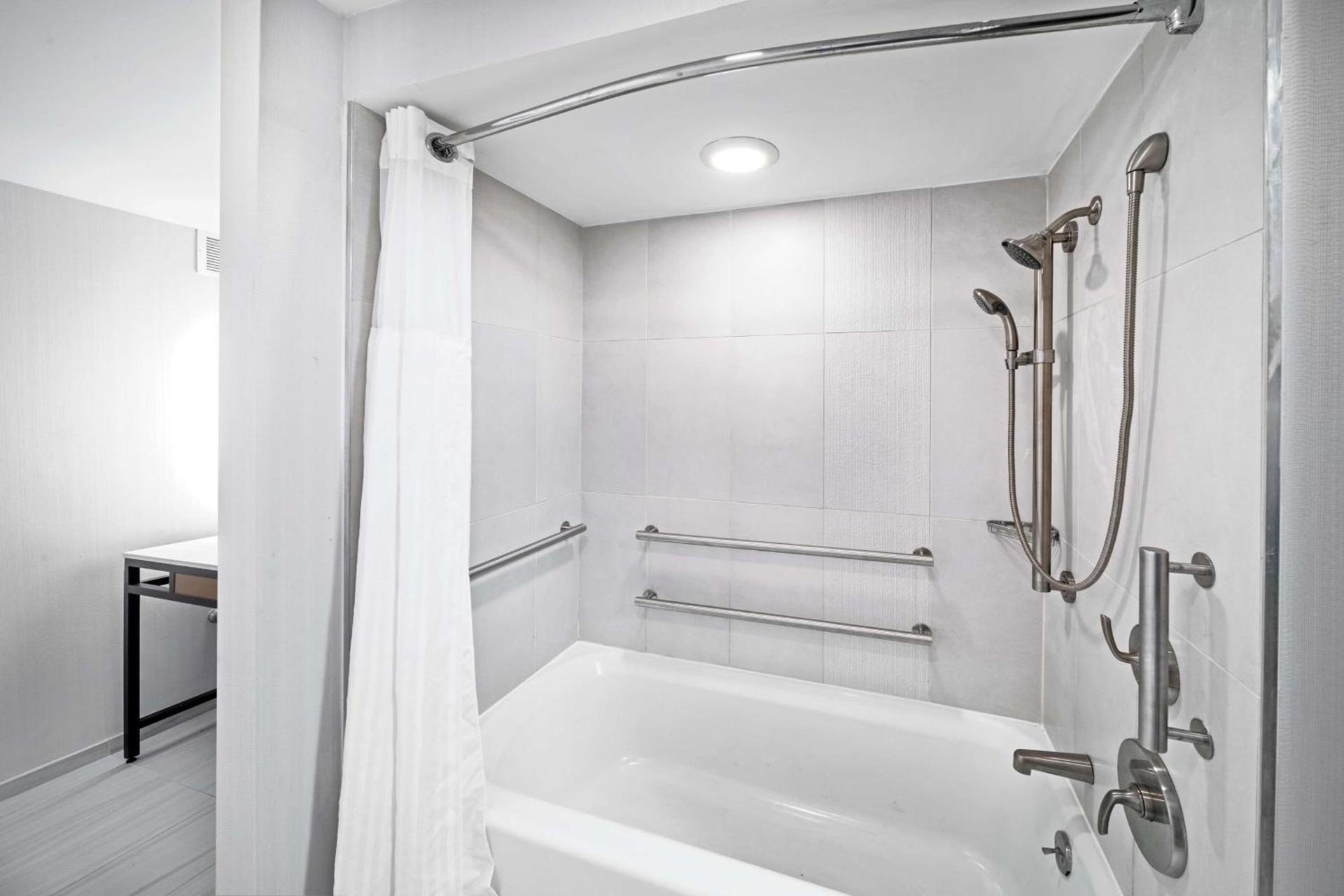 DoubleTree by Hilton Tulsa - Warren Place photo 12