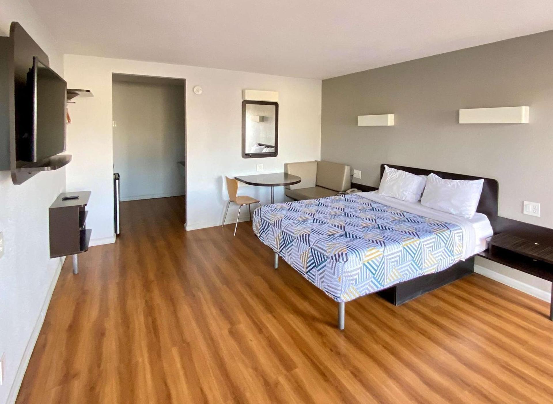 Motel 6-Delano, CA photo 9