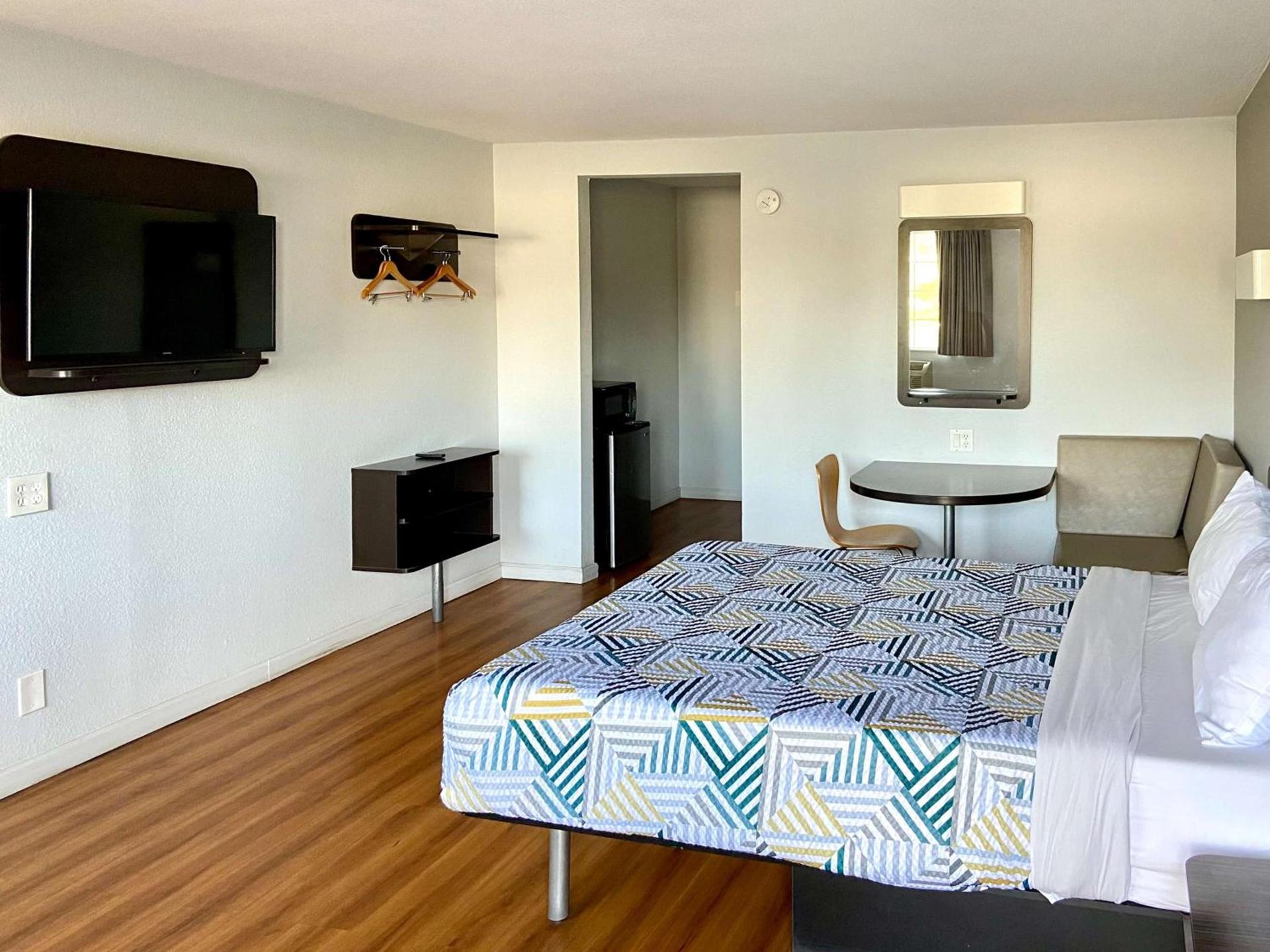 Motel 6-Delano, CA photo 10