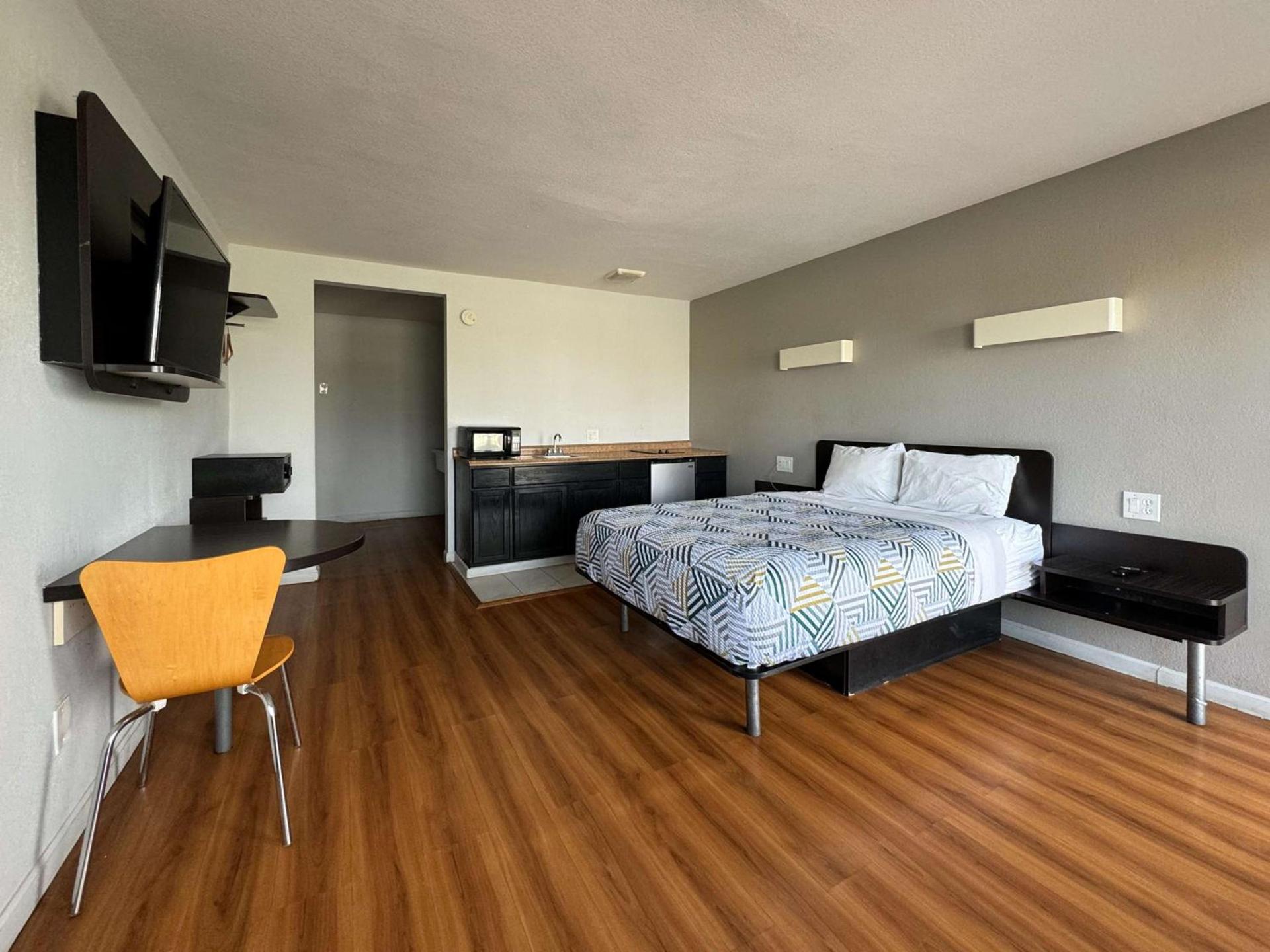Motel 6-Delano, CA photo 11