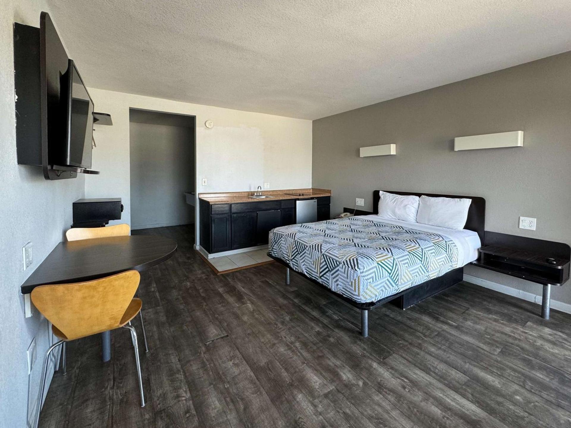 Motel 6-Delano, CA photo 2