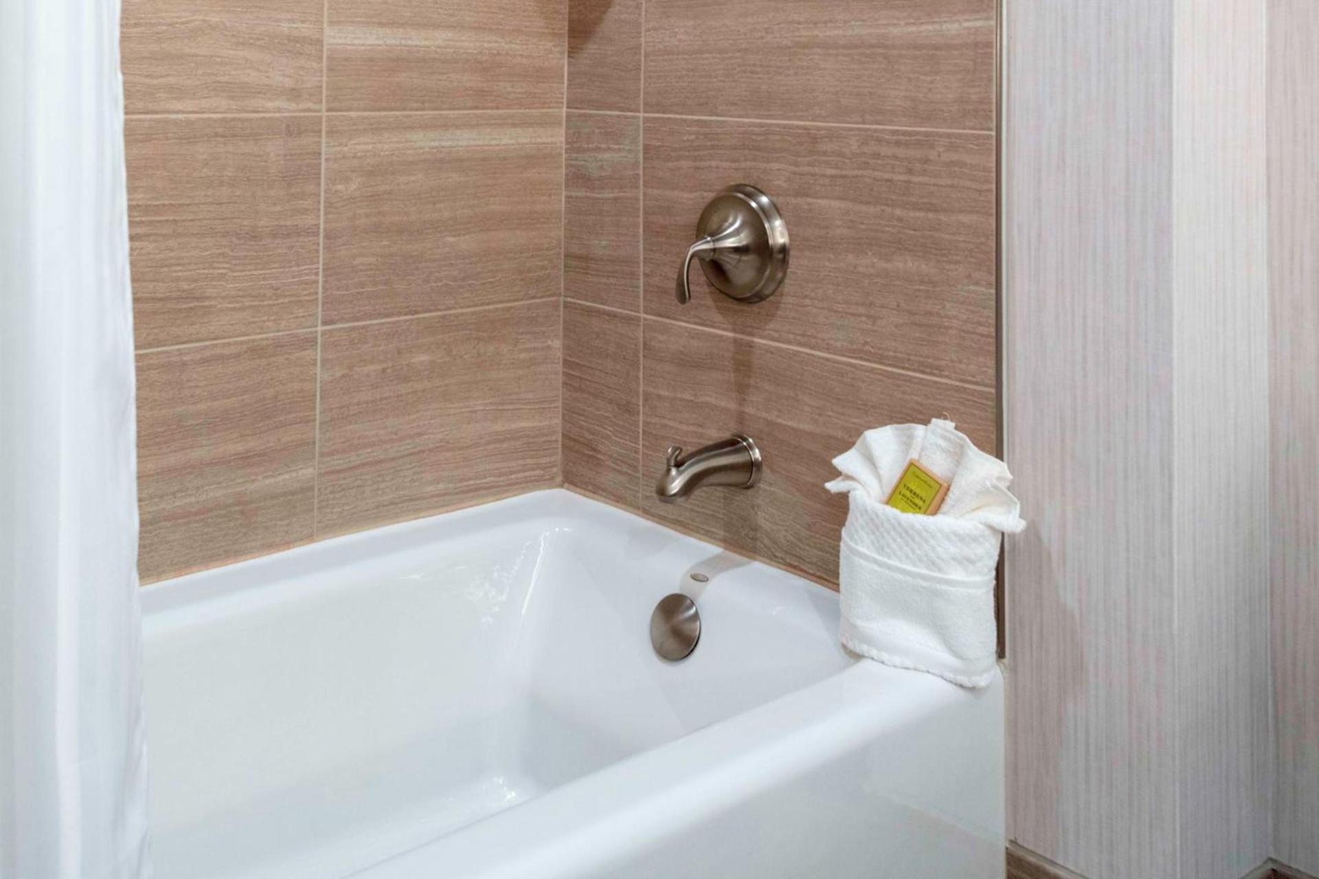 DoubleTree by Hilton Hotel Burlington Vermont photo 41