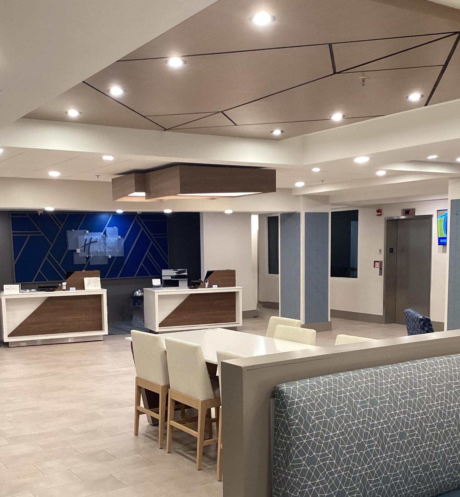 Holiday Inn Express Hotel & Suites Cocoa Beach by IHG photo 2