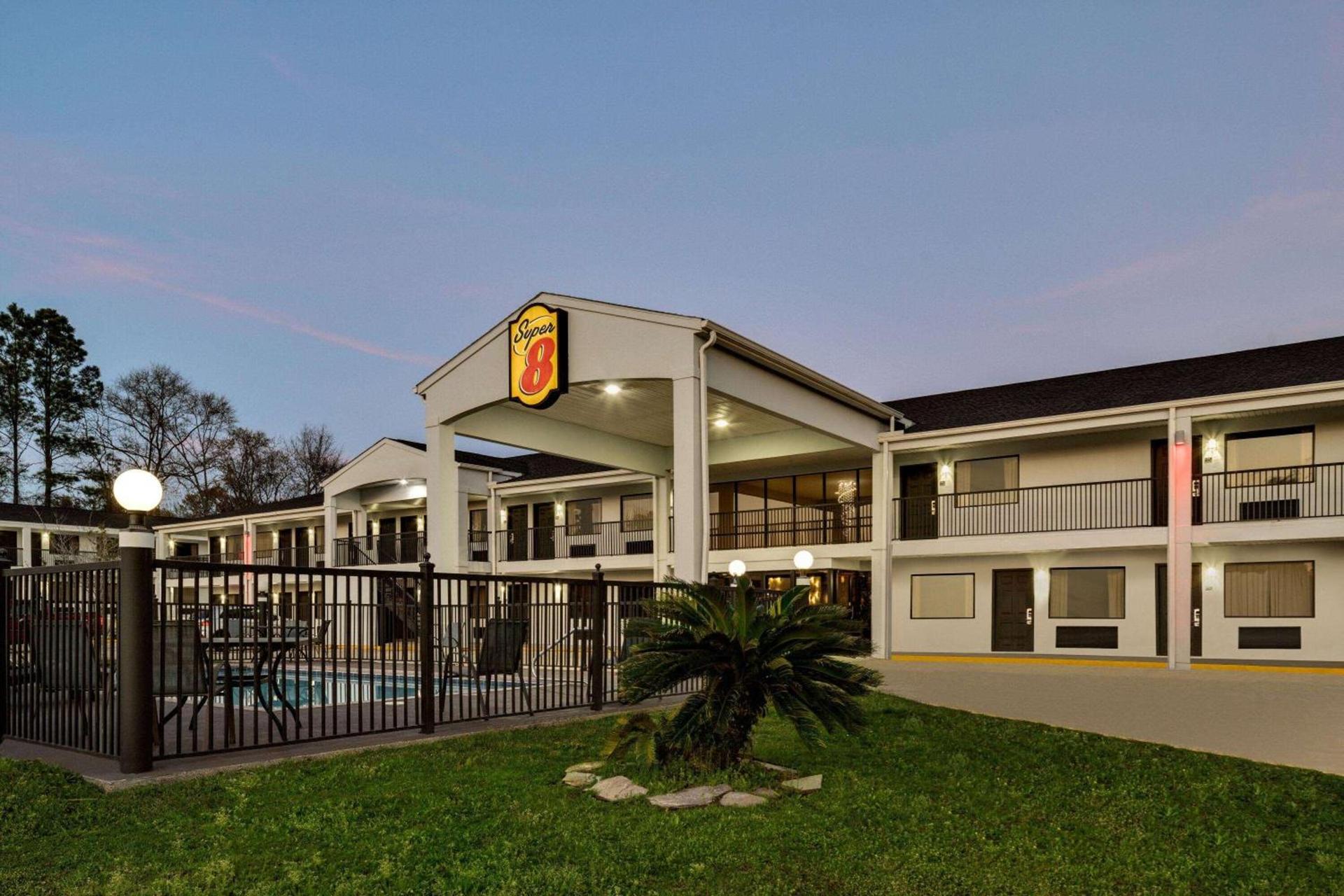 Super 8 by Wyndham Ocean Springs Biloxi — hotel in Ocean Springs