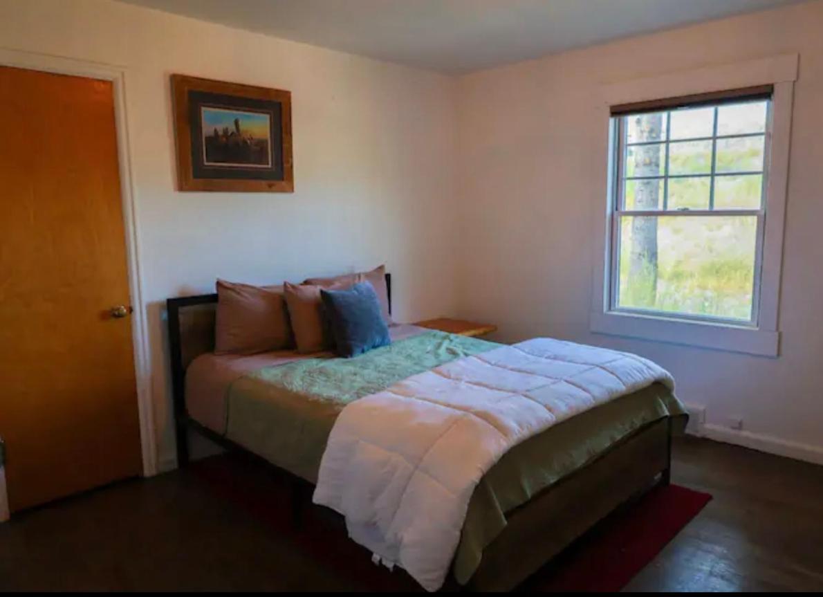 Sportsman Lodge Melrose MT photo 9