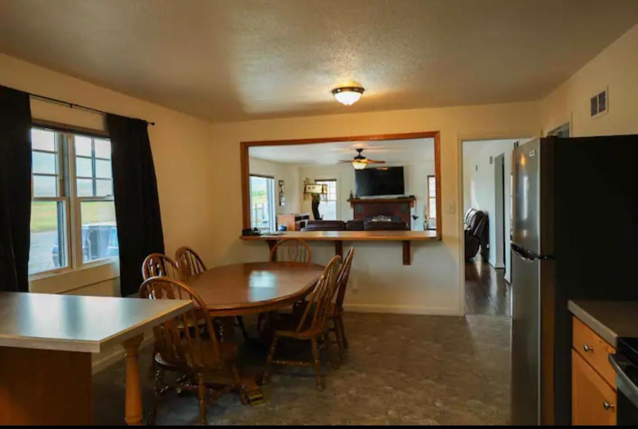 Sportsman Lodge Melrose MT photo 13