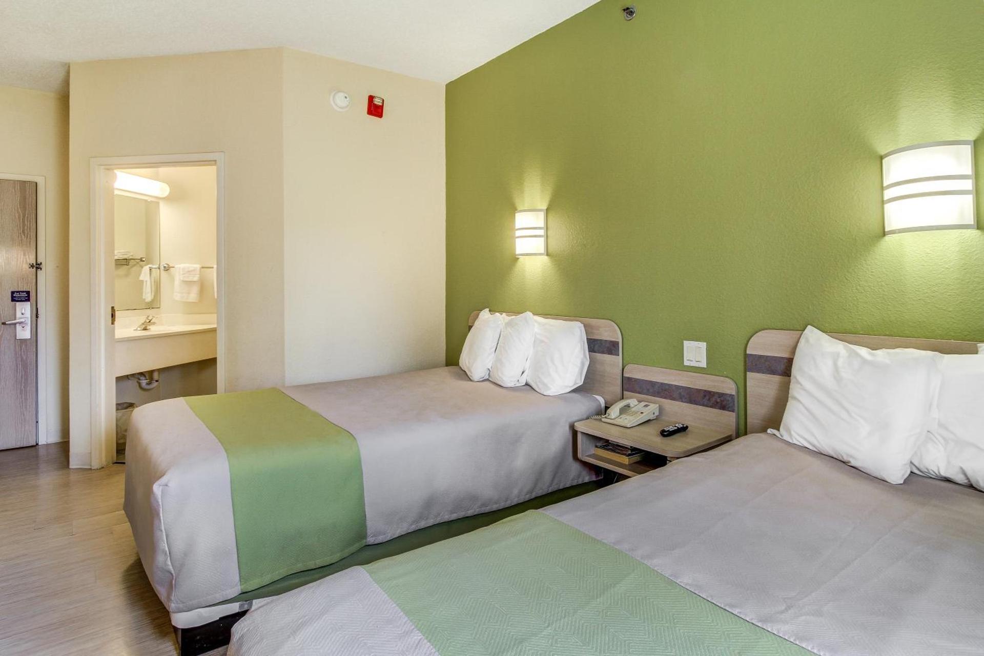 Motel 6-Medina, OH - Cleveland photo 4