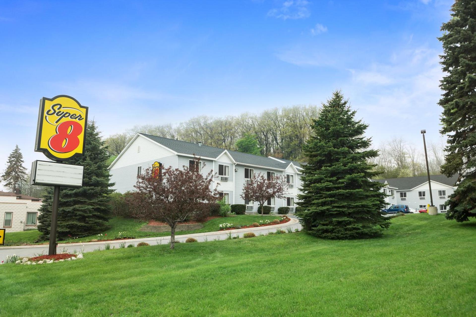 Super 8 by Wyndham Manistee photo 26