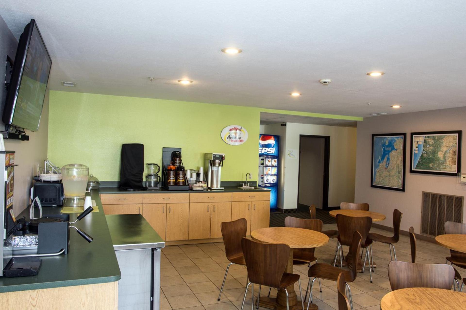 Super 8 by Wyndham Manistee photo 22
