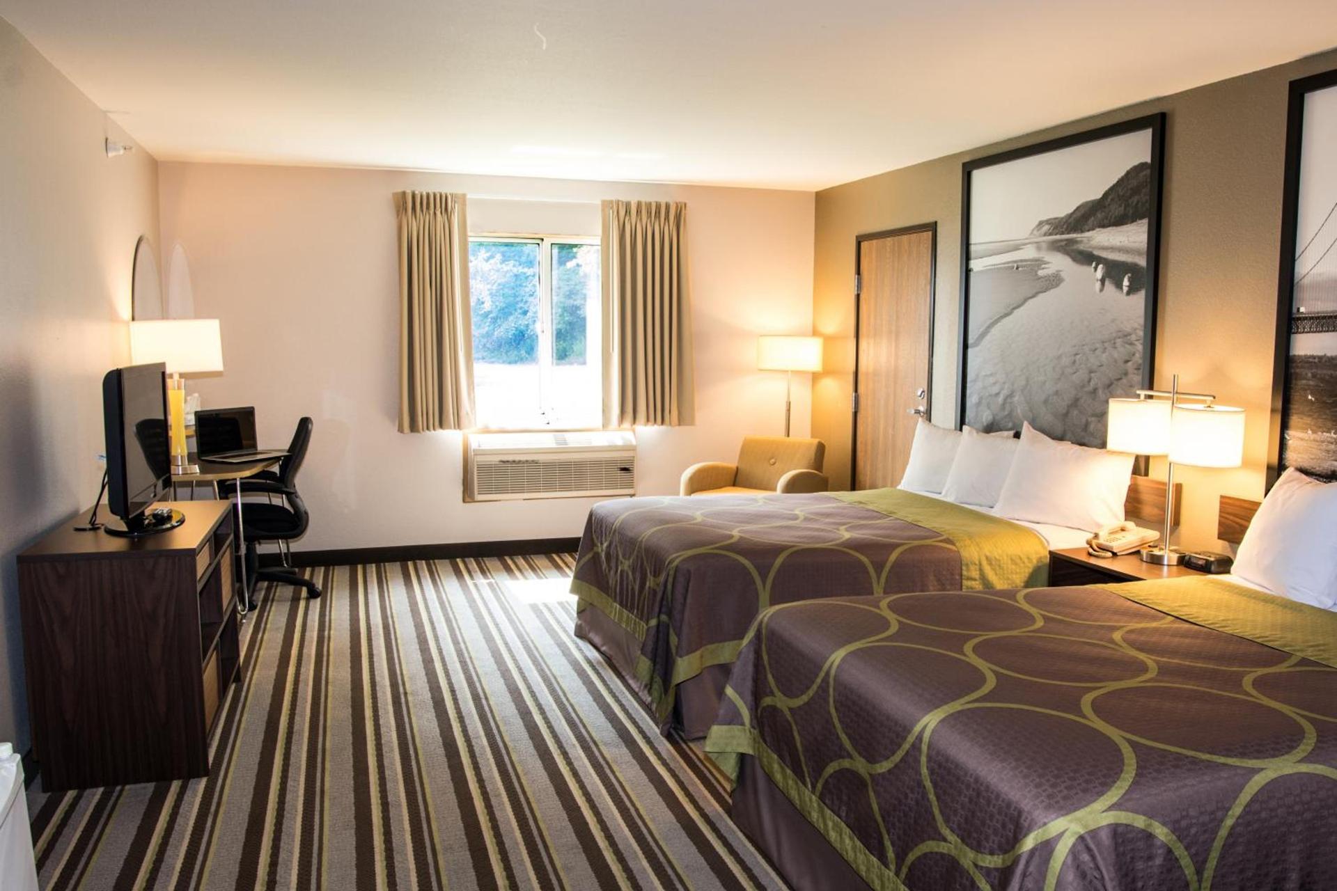 Super 8 by Wyndham Manistee photo 19