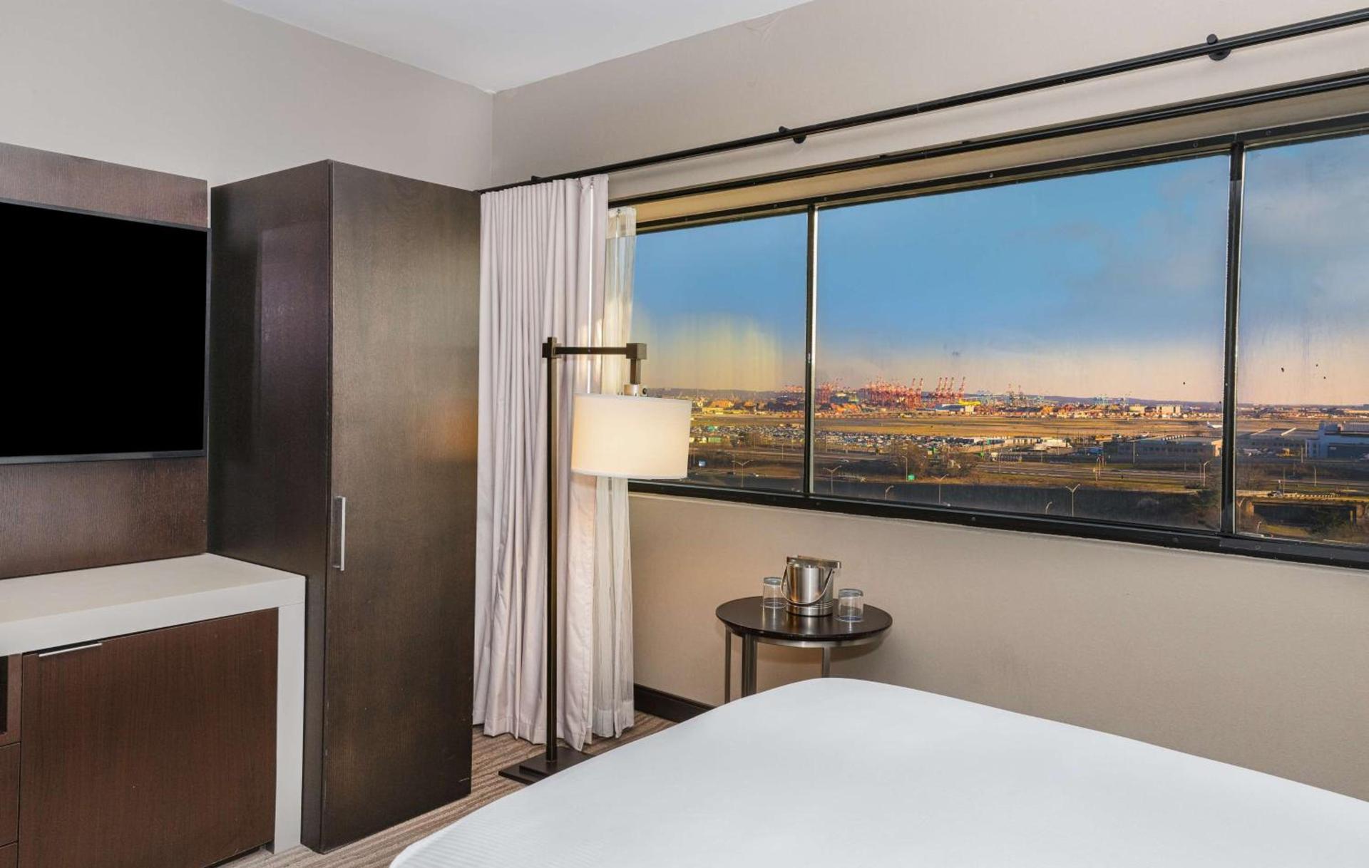 DoubleTree by Hilton Hotel Newark Airport photo 52