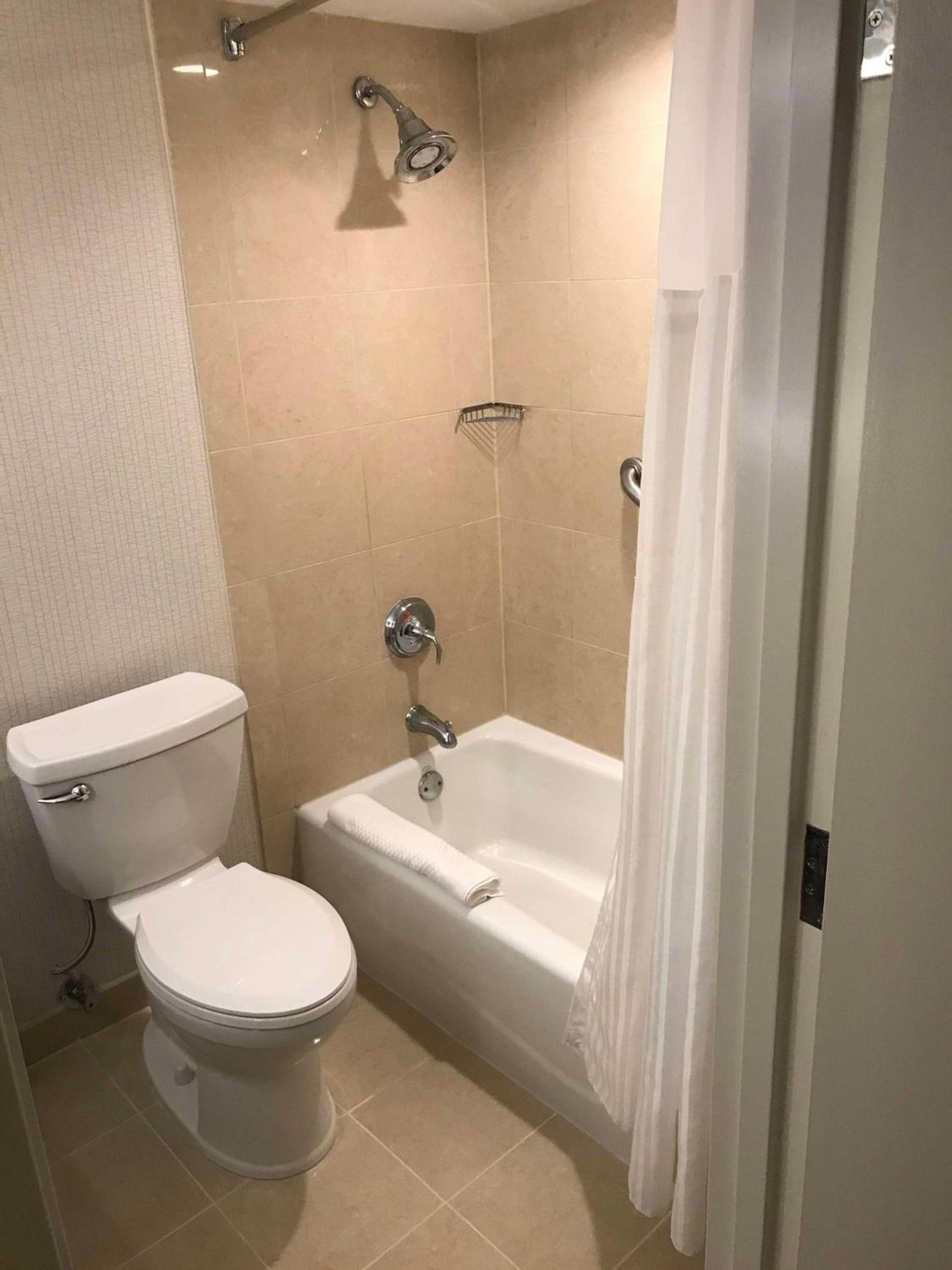 DoubleTree By Hilton Baltimore North Pikesville photo 23