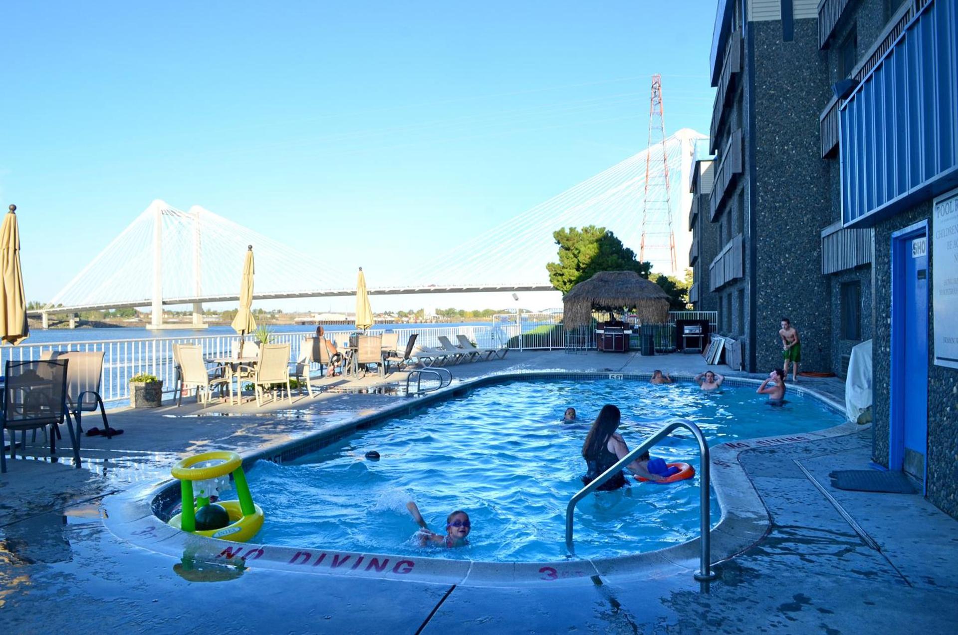 Clover Island Inn photo 34