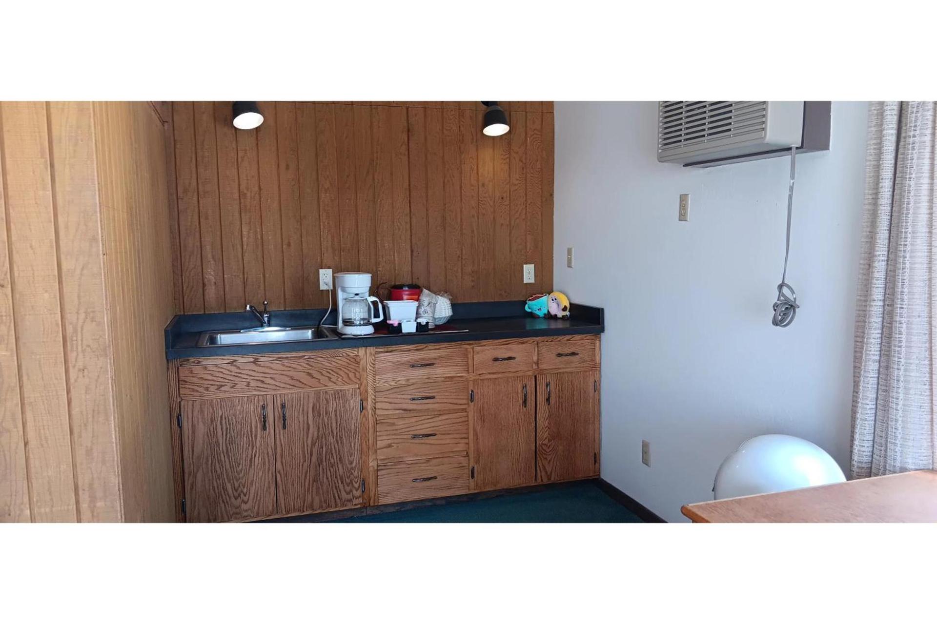 Scotwood Motel by OYO Washburn ND photo 50