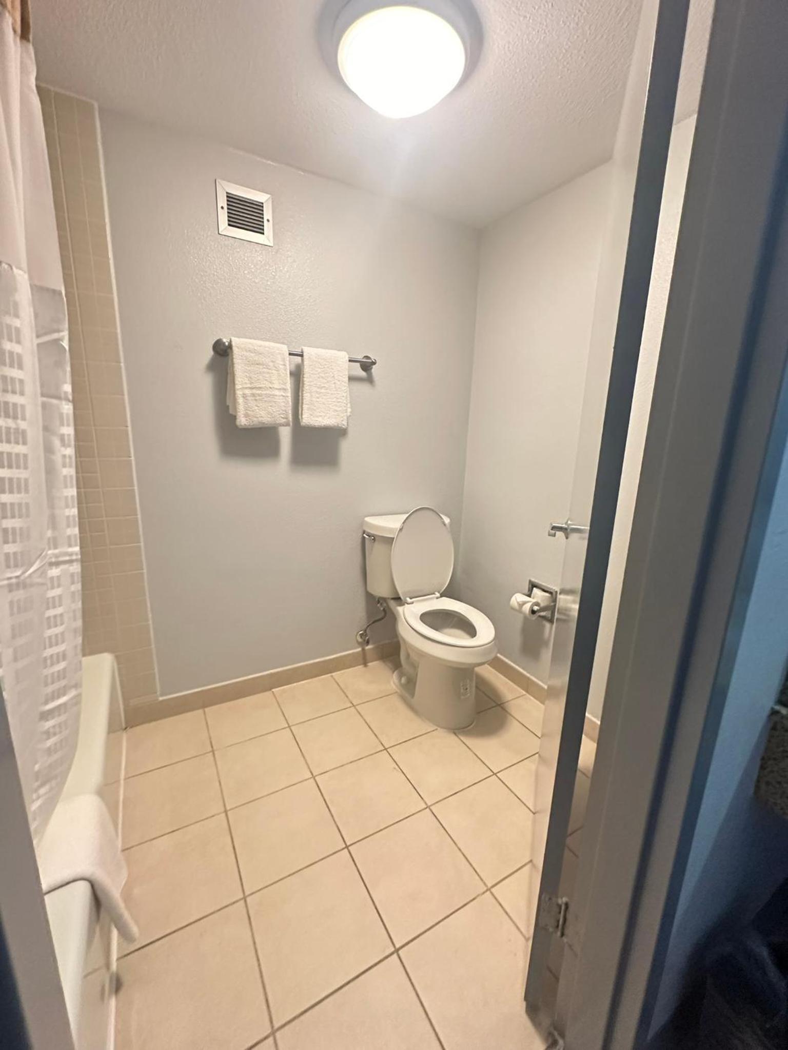 Super 8 by Wyndham Dallas Love Field Airport photo 37