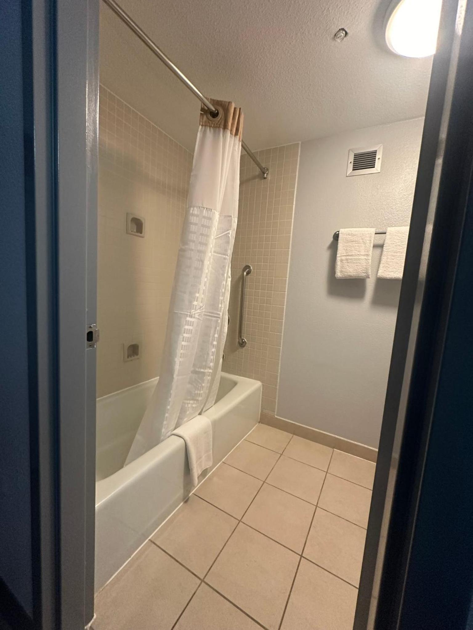 Super 8 by Wyndham Dallas Love Field Airport photo 52