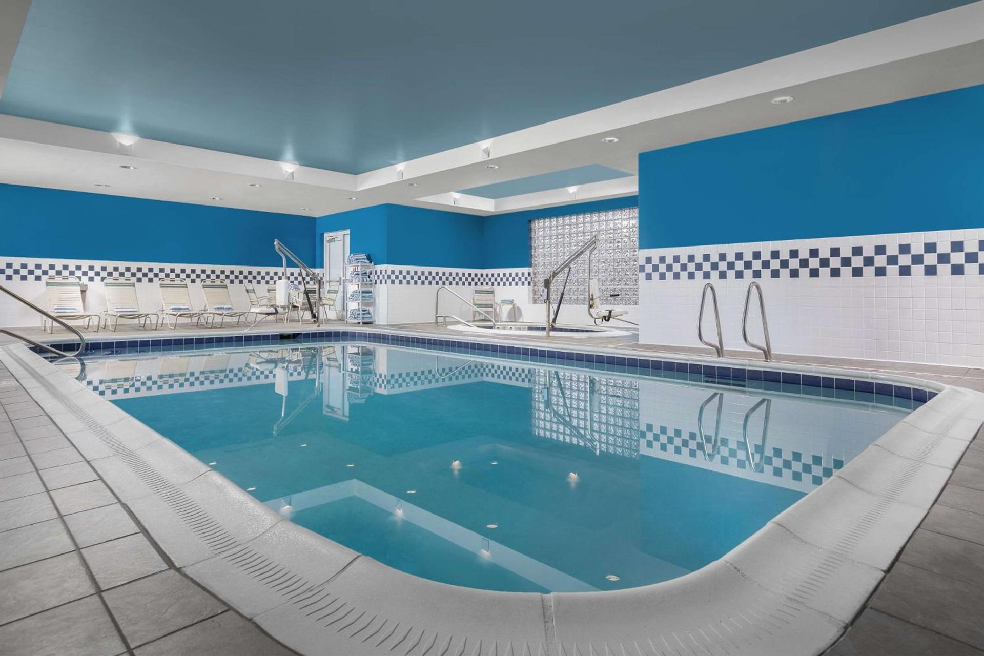 Hampton Inn Syracuse Clay photo 2