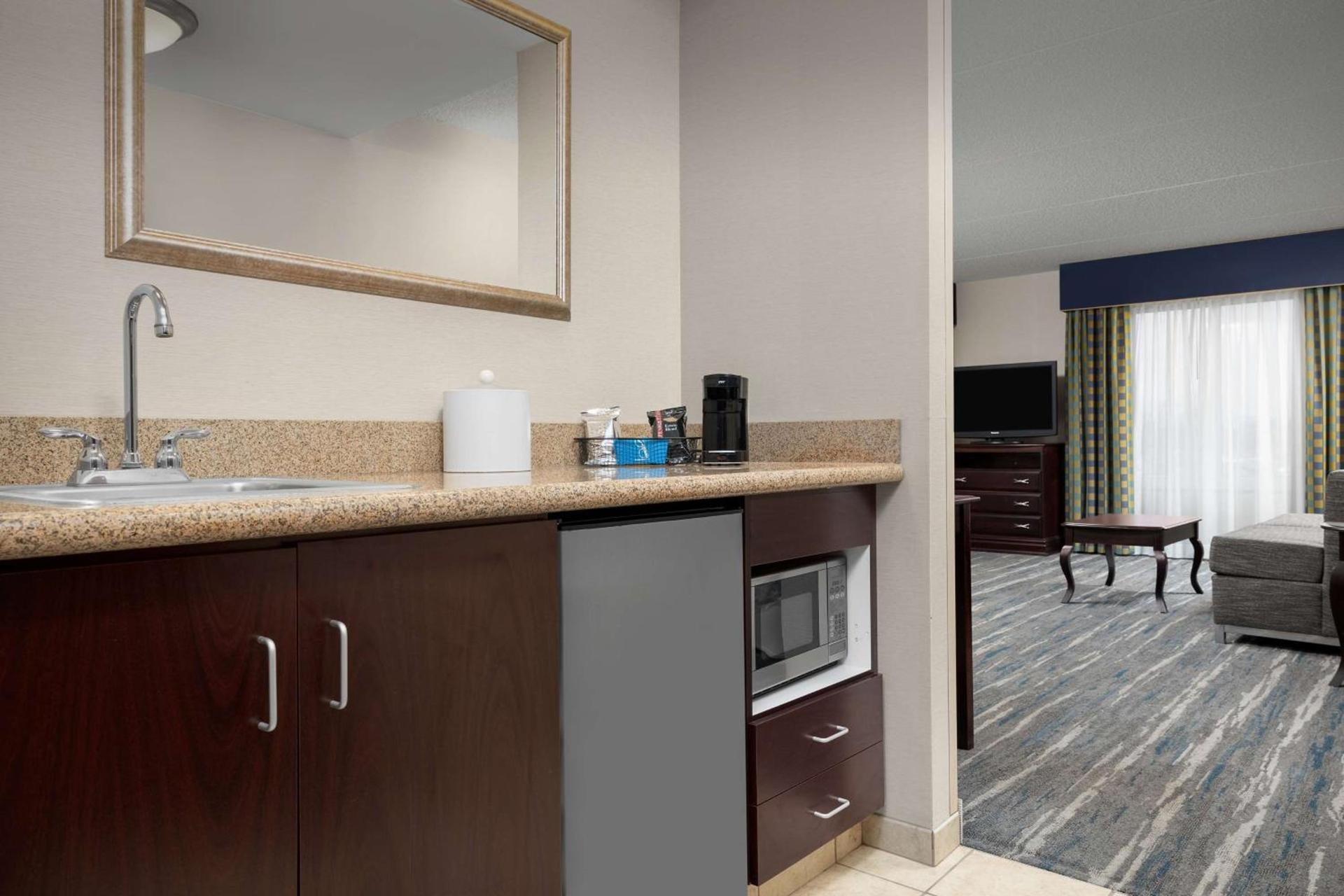 Hampton Inn Syracuse Clay photo 16
