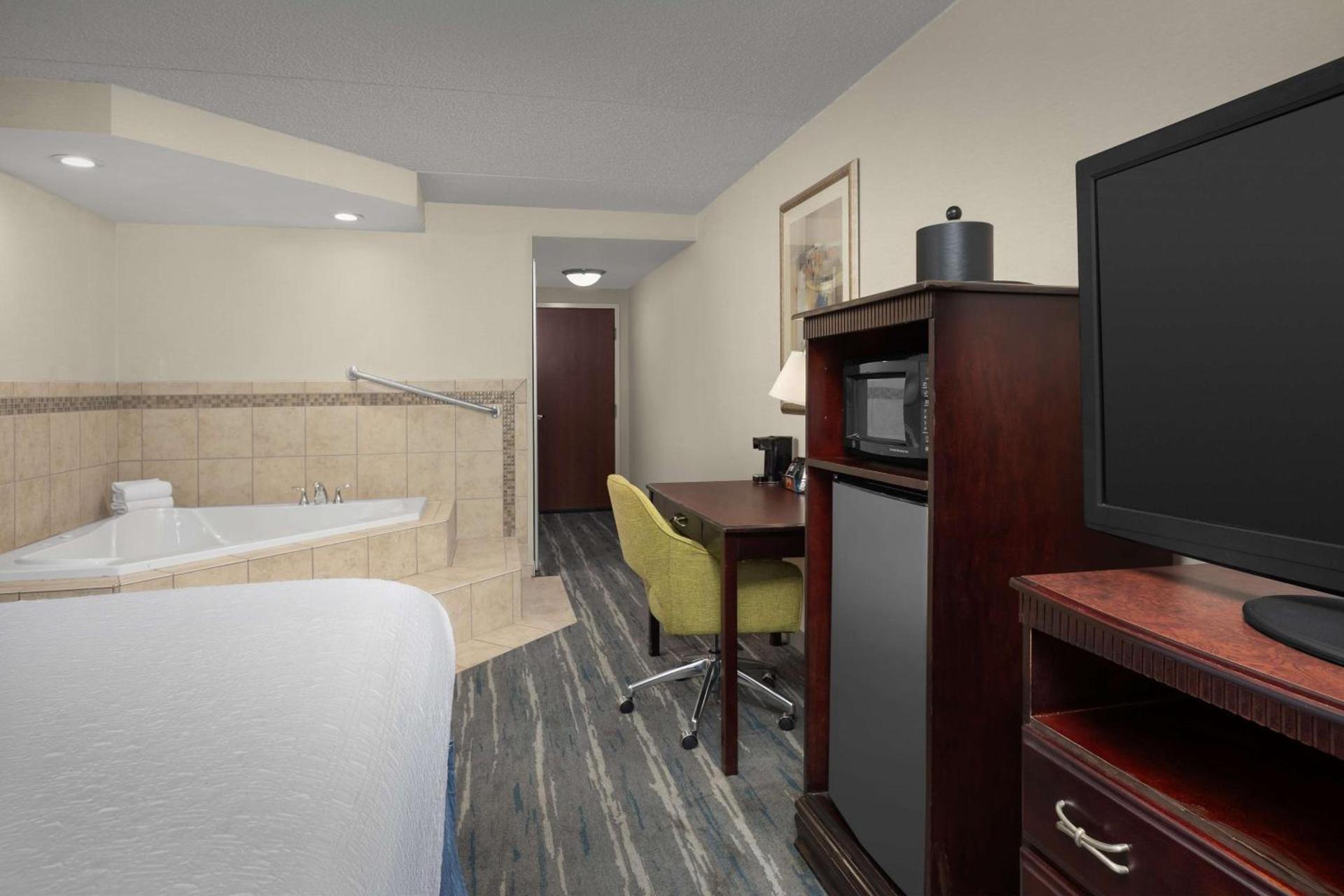 Hampton Inn Syracuse Clay photo 6
