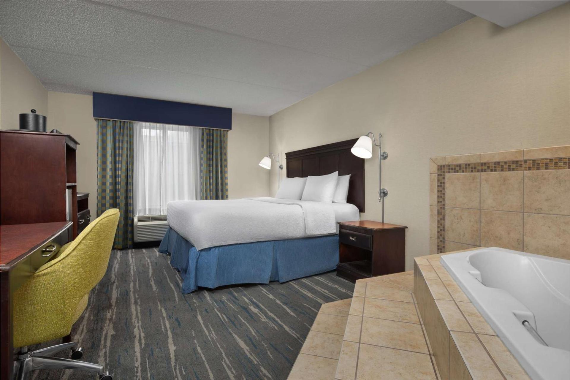 Hampton Inn Syracuse Clay photo 13