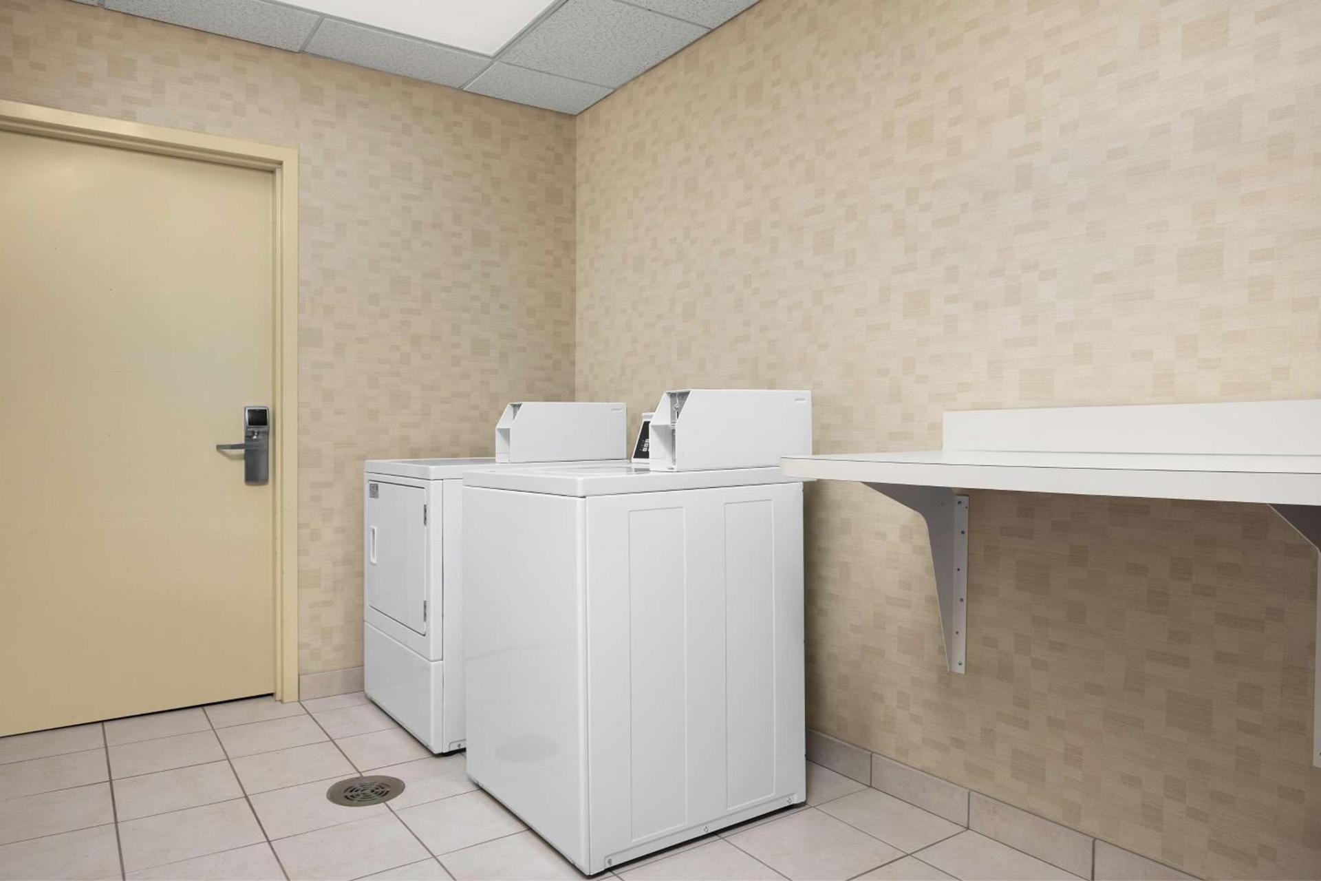 Hampton Inn Syracuse Clay photo 10
