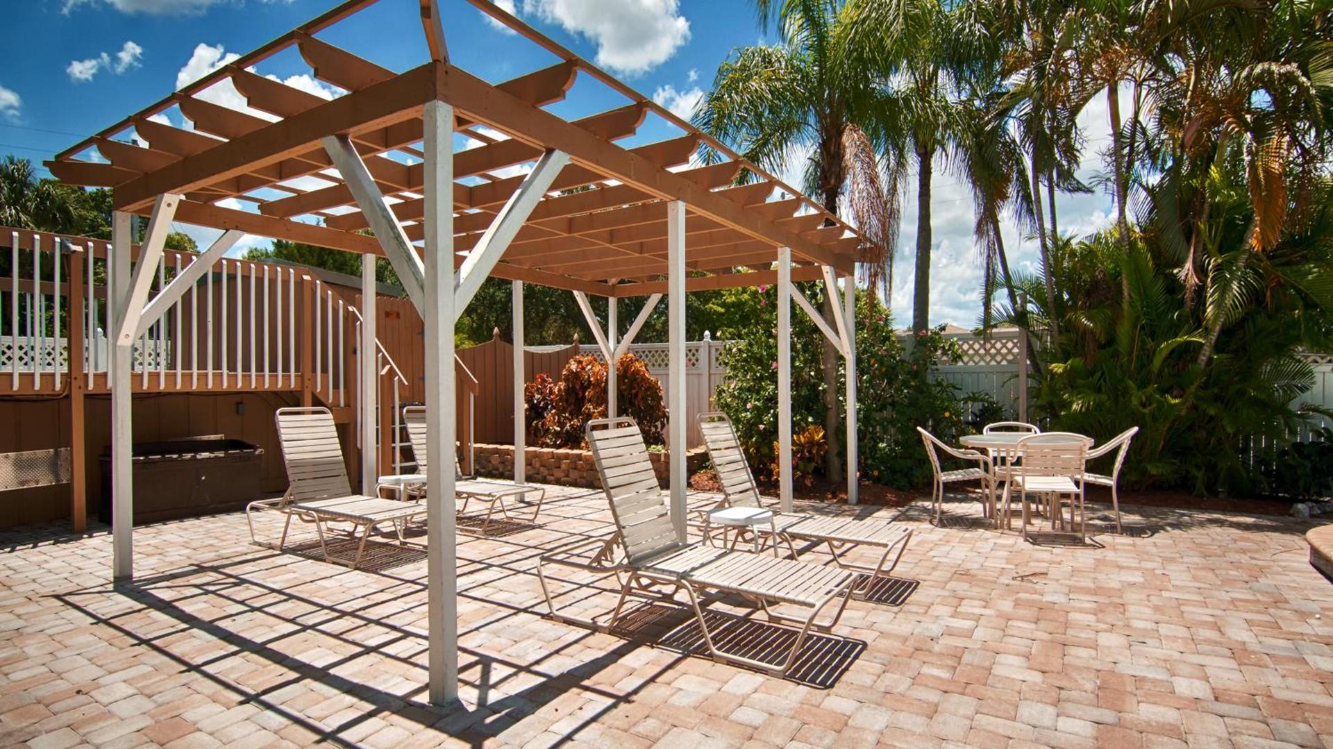 Baymont by Wyndham Sarasota photo 8