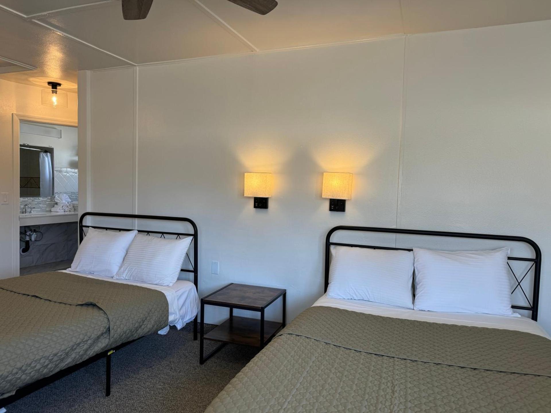 Eastern Sierra Motor Lodge photo 11