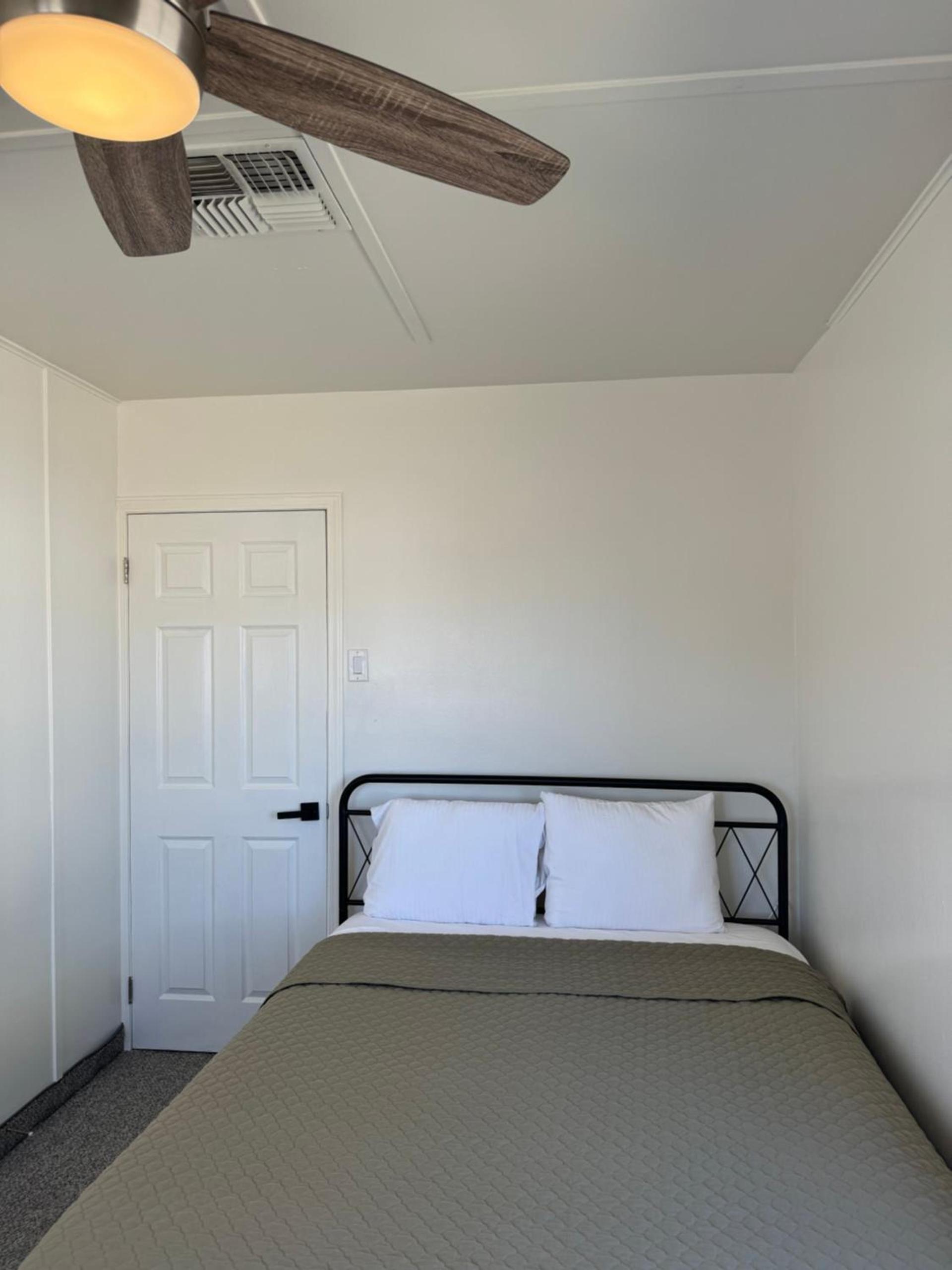 Eastern Sierra Motor Lodge photo 14