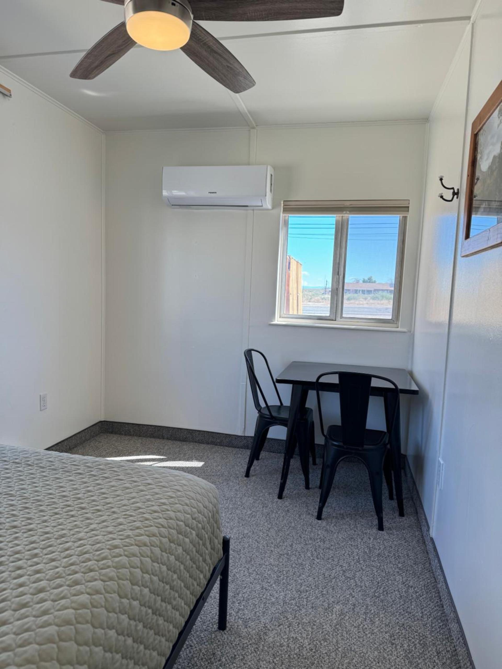 Eastern Sierra Motor Lodge photo 15