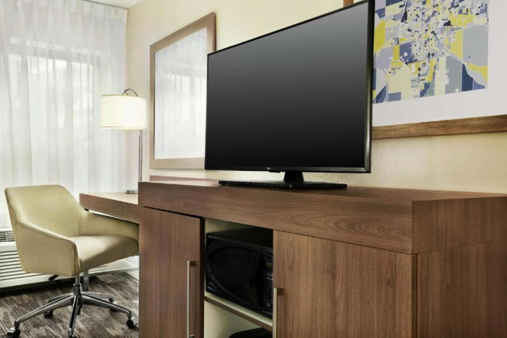 Hampton Inn Findlay photo 31