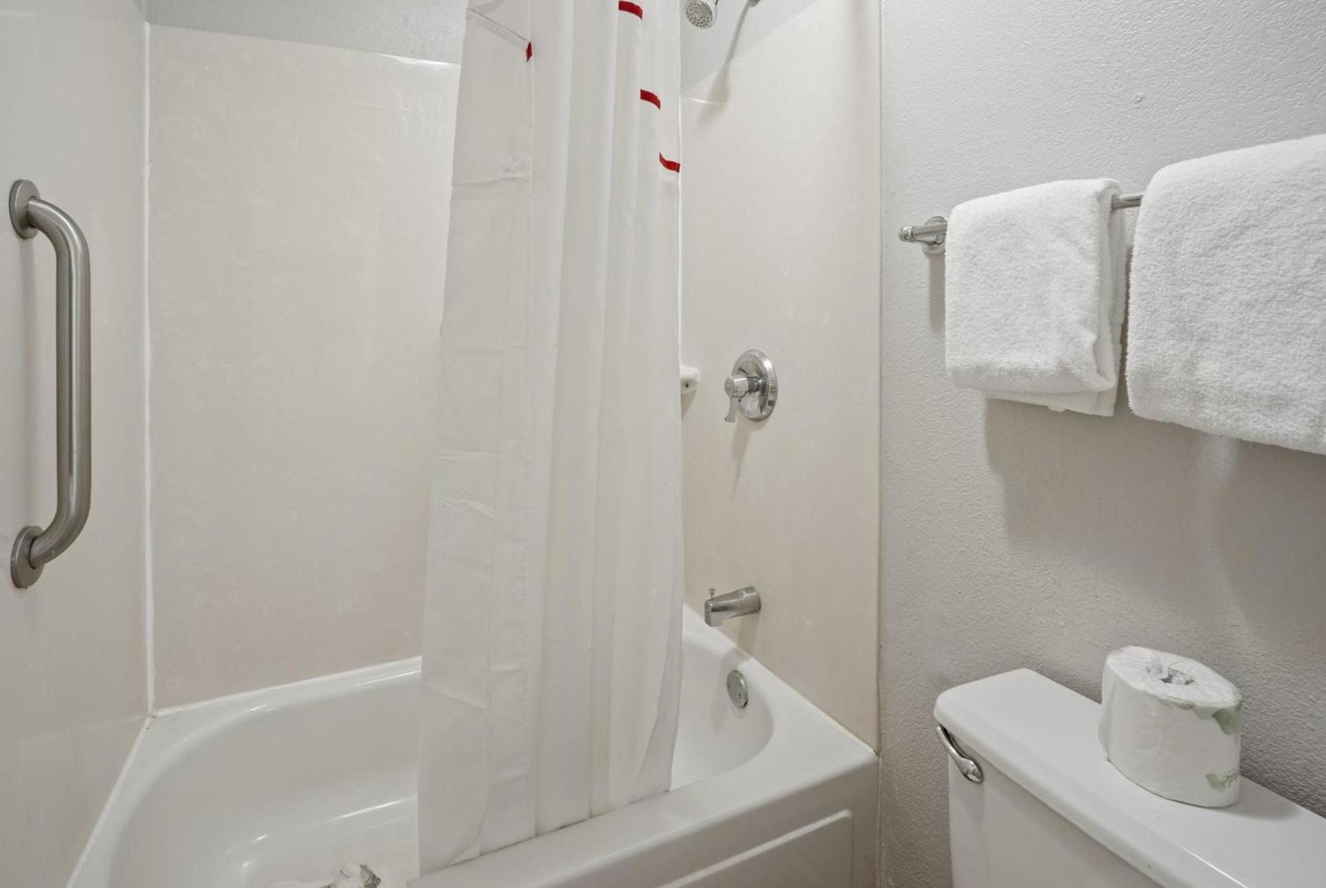 Red Roof Inn Greensboro Airport photo 19