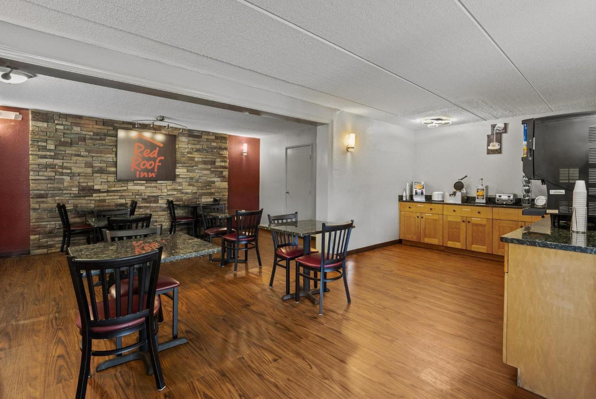 Red Roof Inn Greensboro Airport photo 5