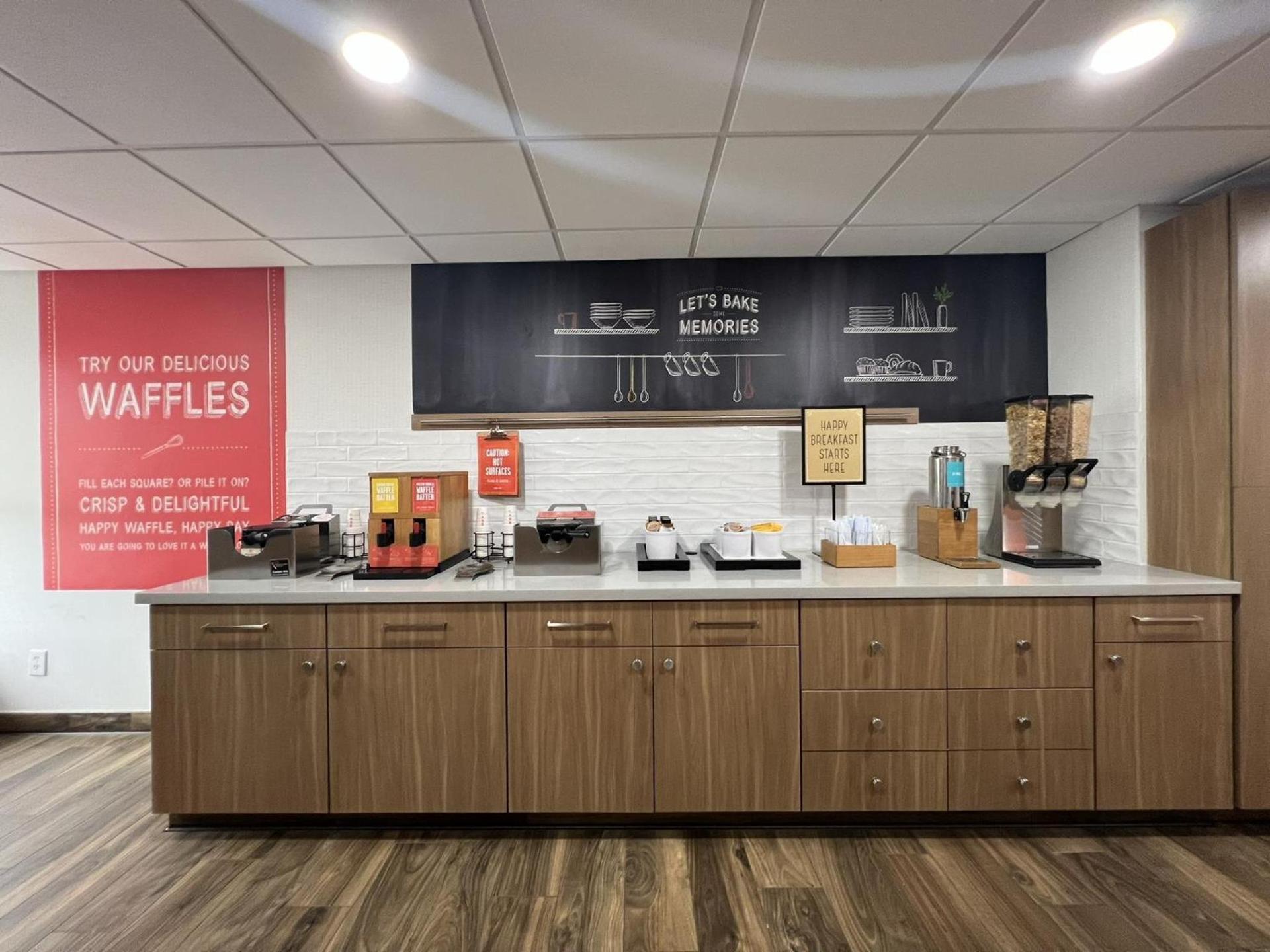 Hampton Inn Bloomington photo 18