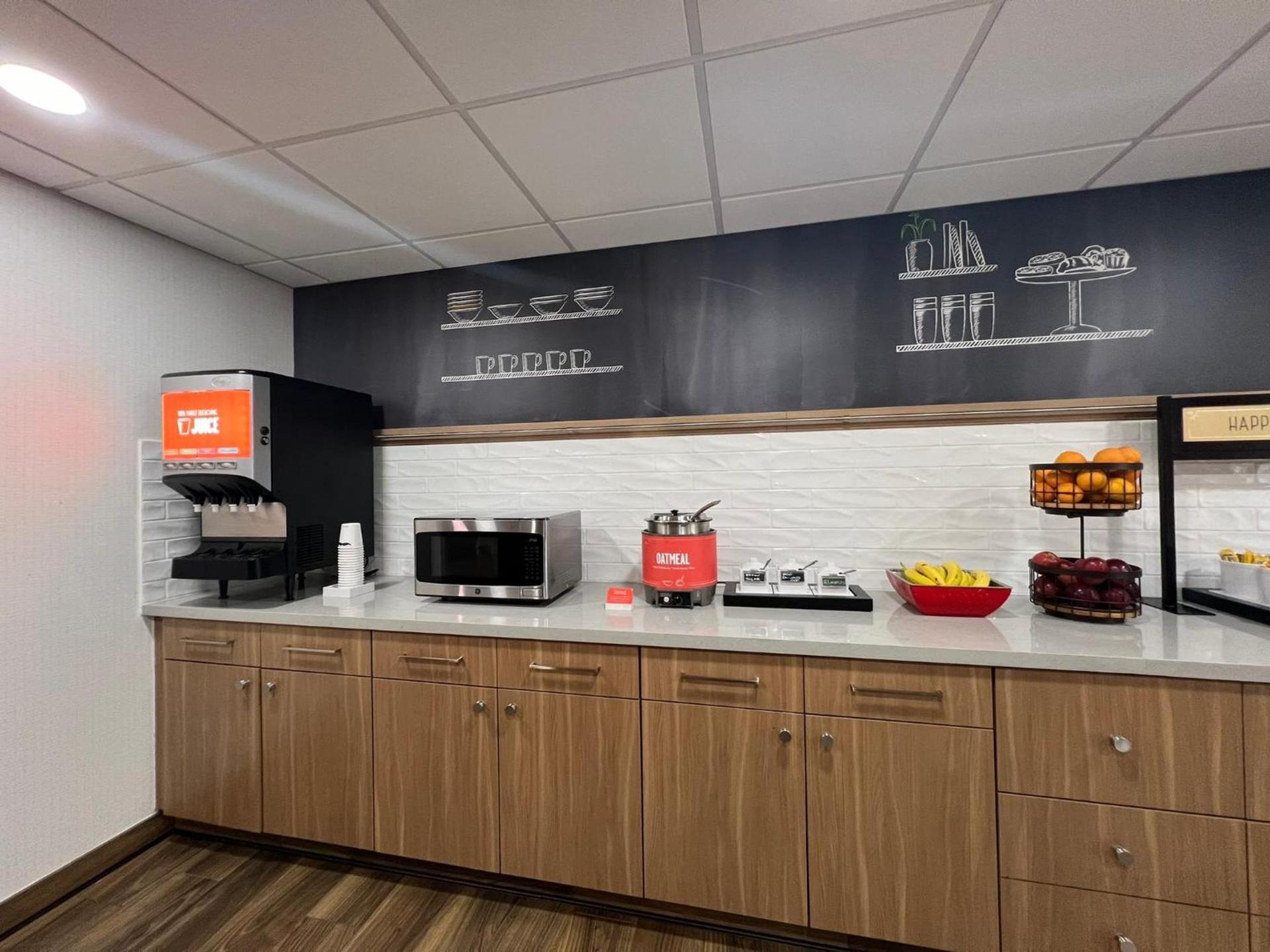 Hampton Inn Bloomington photo 17