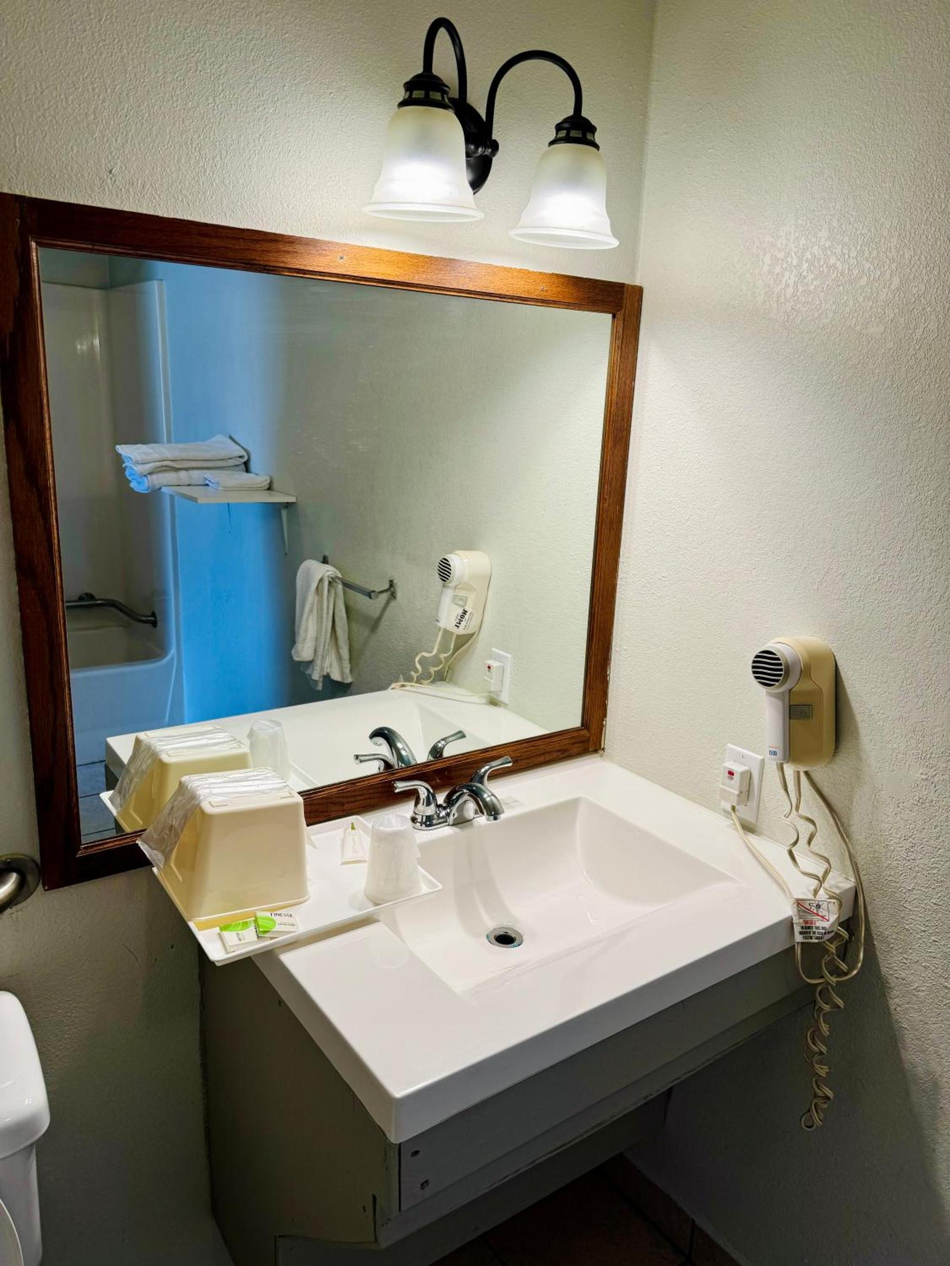 Knights Inn Bridgeport Frankenmuth photo 26