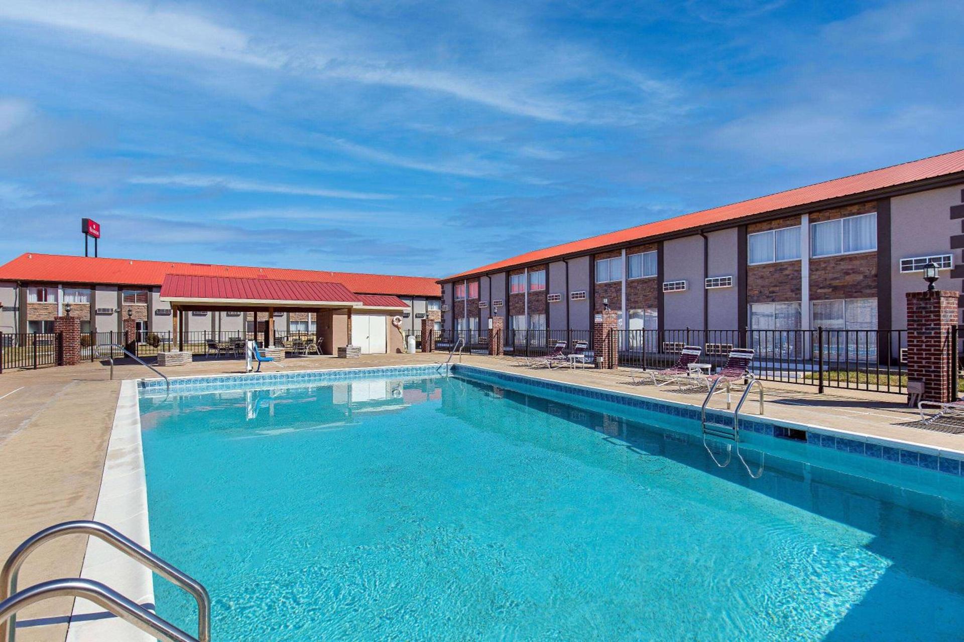 Ramada by Wyndham Bowling Green photo 2