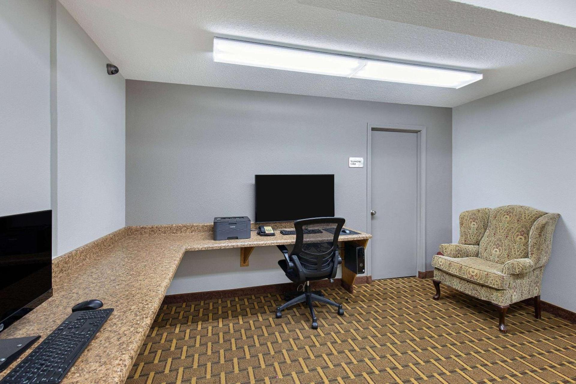 Ramada by Wyndham Bowling Green photo 34