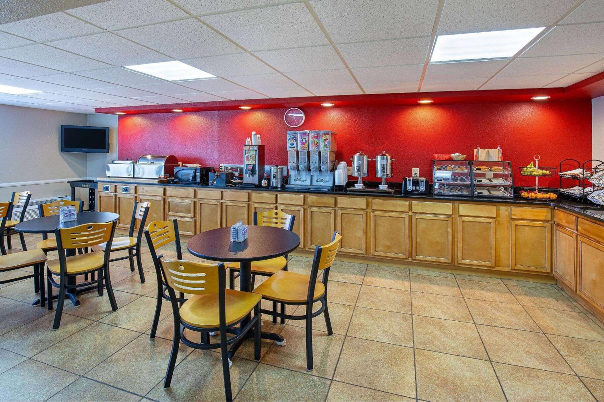 Ramada by Wyndham Bowling Green photo 36