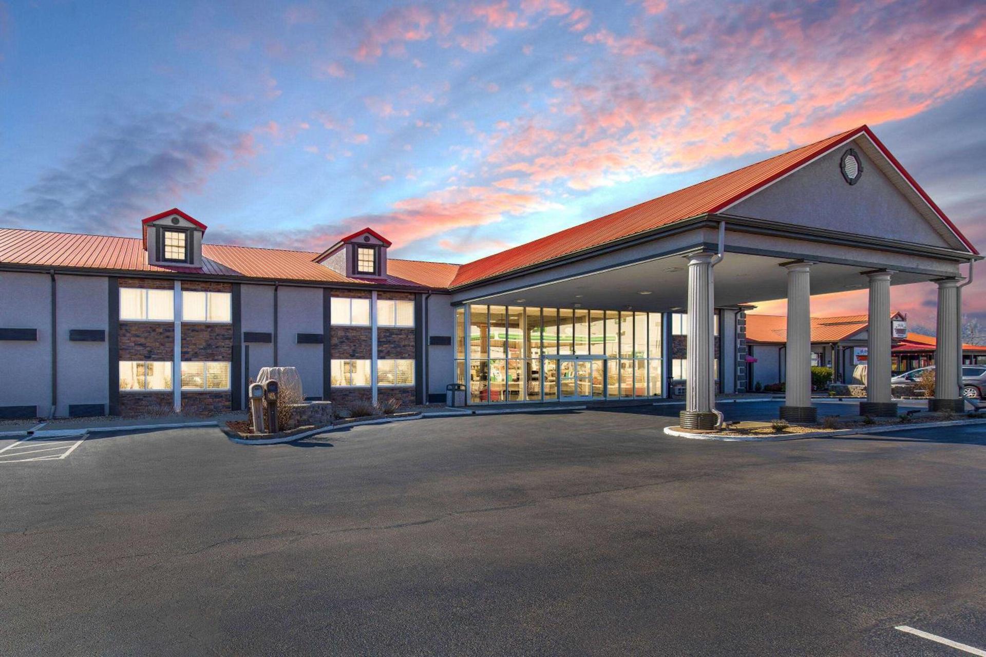Ramada by Wyndham Bowling Green photo 3