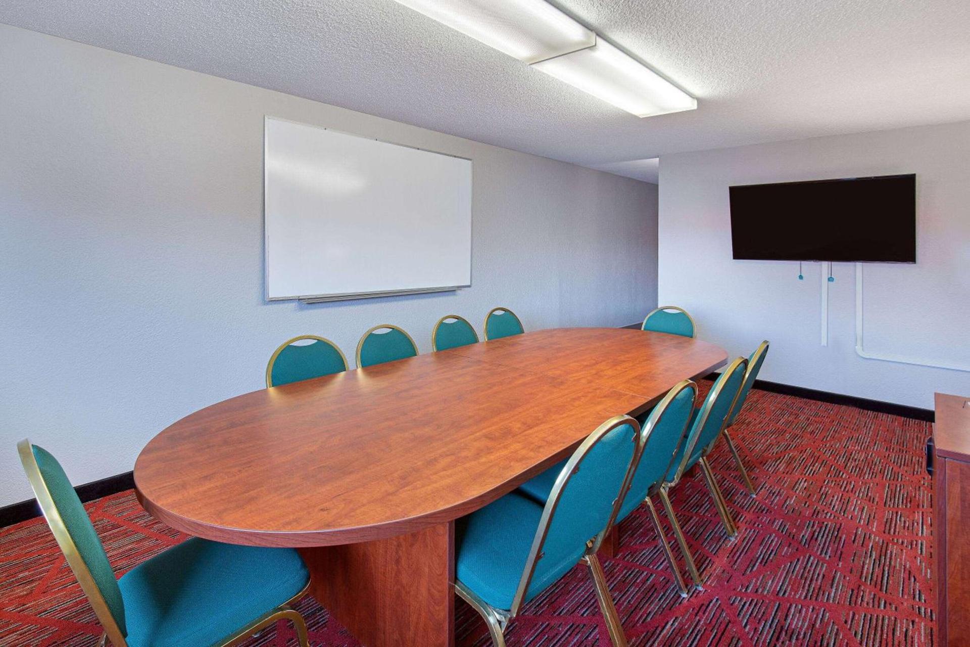Ramada by Wyndham Bowling Green photo 7
